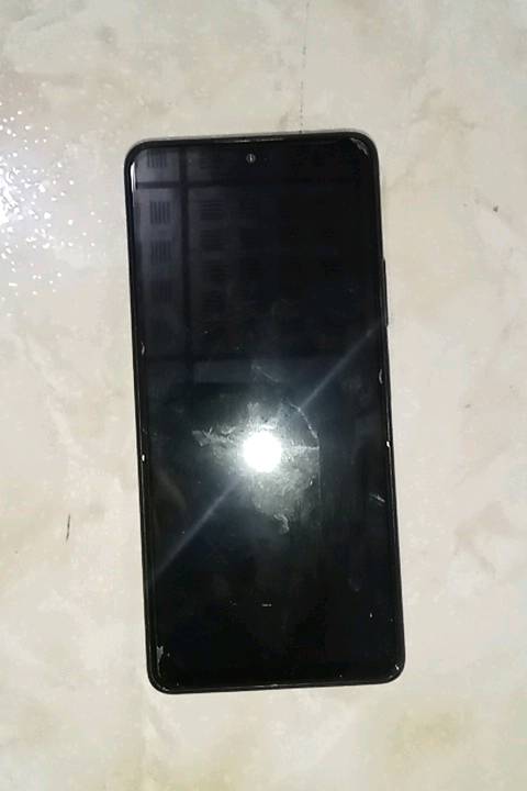 التصميم والشاشة
• الشاشة: مقاس 6.67 بوصة من نوع AMOLED بدقة FHD+ (2400×1080 بكسل).
• معدل التحديث: تدعم 120 هرتز لتجربة تصفح وألعاب سلسة للغاية، مع سطوع يصل إلى 1200 شمعة كحد أقصى.
• التصميم: ظهر زجاجي محمي بطبقة Gorilla Glass 5 مع إطار بلاستيكي.
• الوزن والأبعاد: الوزن 193 جرام وسُمك النحافة 8.1 مم.
• المقاومة: الهاتف مقاوم لرذاذ الماء والغبار بمعيار IP53.
⚙️ الأداء والعتاد الداخلي
• المعالج: من شركة كوالكوم وهو Snapdragon 732G بتقنية تصنيع (8 نانومتر) ثماني النواة، ومزود بمعالج رسوميات Adreno 618.
• ذاكرة الوصول العشوائي (RAM): متوفر بخيارات   أو 8 جيجابايت من نوع LPDDR4X.
• ذاكرة التخزين الداخلية: يأتي بسعة 64 جيجابايت أو 128 جيجابايت (من نوع UFS 2.2 السريع)، ويدعم تركيب ذاكرة خارجية (MicroSD) في منفذ مخصص.
• نظام التشغيل: واجهة MIUI 12 المبنية على نظام Android 11 عند الإطلاق (قابل للتحديث لإصدارات أعلى).
📸 منظومة الكاميرات
• الكاميرات الخلفية (رباعية):
	1. الكاميرا الأساسية: بدقة 108 ميجابكسل بمستشعر واسع لالتقاط تفاصيل دقيقة وتدعم التصوير الليلي.
	2. الكاميرا الثانية: بدقة 8 ميجابكسل للتصوير بزاوية واسعة جداً (Ultra-Wide).
	3. الكاميرا الثالثة: بدقة 5 ميجابكسل لتصوير الماكرو القريب (Telemacro).
	4. الكاميرا الرابعة: بدقة 2 ميجابكسل الخاصة بعزل الخلفية (العمق).
• الكاميرا الأمامية (السيلفي): بدقة 16 ميجابكسل بفتحة عدسة f/2.45.
• تصوير الفيديو: تدعم الكاميرا الخلفية تصوير الفيديو بدقة 4K بمعدل 30 إطاراً في الثانية.
🔋 البطارية والشحن
• السعة: بطارية ضخمة بسعة 5020 مللي أمبير.
• سرعة الشحن: يدعم الشحن السريع بقوة 33 واط (يشحن حوالي 59% في 30 دقيقة فقط).
🎧 الميزات الإضافية والاتصال
• الصوت: سماعات ستيريو مزدوجة (Dual Speakers) للحصول على صوت مجسم ونقي.
• منفذ السماعات: يدعم منفذ الـ 3.5 ملم الخاص بسماعات الأذن التقليدية.
• الأمان: مستشعر بصمة الأصبع مدمج في زر الطاقة الجانبي، بالإضافة إلى خاصية فتح القفل بالوجه (AI Face Unlock).
• المستشعرات: يدعم مستشعر IR Blaster (للتحكم في الأجهزة الكهربائية عن بعد)، ومستشعر التقارب، والتسارع، والبوصلة الرقمية، والجيروسكوب.
• الاتصال: يدعم شبكات الجيل الرابع 4G LTE، وبلوتوث 5.1، والـ Wi-Fi ثنائي النطاق، والـ NFC (حسب السوق).
شكد سعة الجهاز بالضبط: 6/64 لو 6/128 لو 8/128؟ وشنو لون الجهاز؟: 
128 وا الرام 8 الون الخرجي الى جاهز اسود
حالة الجهاز شلونها؟ بيه أي خدوش، كسر، أو آثار استخدام مو مبينة بالصور؟: 
اي بيه كسر صغير جدا في الزاويه السفليه هو يتبدل بعشر تالف 
هل الجهاز مفكوك أو متبدل بيه شي قبل؟ مثل الشاشة، البطارية، أو السوكت/منفذ الشحن؟: 
اليس  مفتوح وا لايوجد اي تبديلات
وين موقعك بالعراق؟ وإذا أكو شحن أو تسليم يد بيد، شنو الطريقة المفضلة إلك؟: 
الموصل الجانب الايسر حي الاسلام جامع السلام هناك التسليم