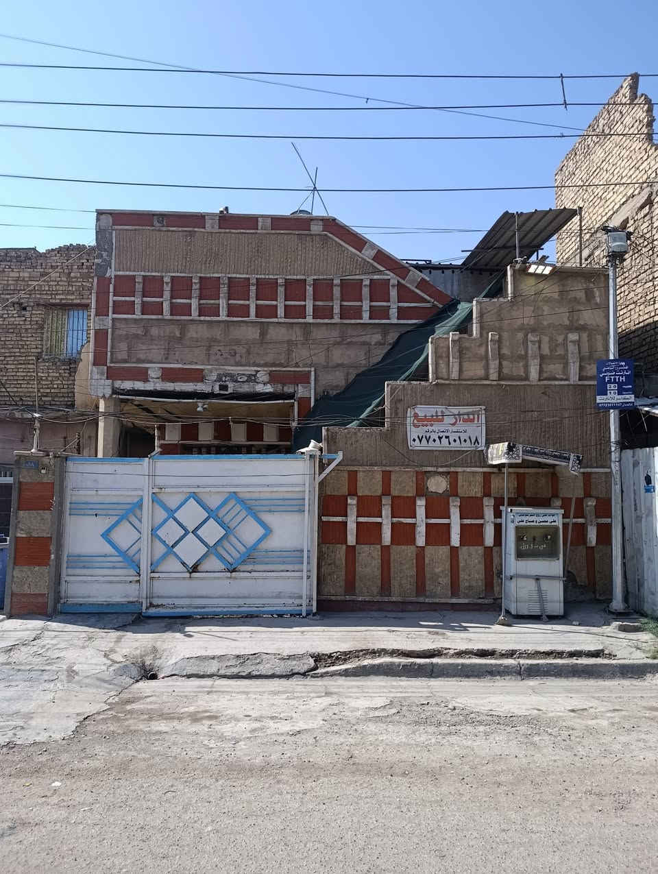 بيت للبيع في منطقة الشعب نهاية الفورتات قرب مستشفى الزهراء الاهلي.
البيت قريب على شارع عدن قرب المتنزه قريب عليه سوق الفورتات وقريب عليه سوق حي اور موقع جدا مميز البيت قرب مدرسة اشور ماكو مقابيله جيران مثل ما موضح بالفيديو.
موقع جدا مميز وكافة الخدمات موجودة.
مساحة البيت 144 متر واقع حال 150 واجهة 7 وربع نزال 20 طابو ملك صرف.
البيت بنائه قديم قابل للسكن يباع بسعر قطعة ارض.
سعر المتر مليون و500 الف وبيه مجال.
اي استفسار اتصل على الرقم ***********
