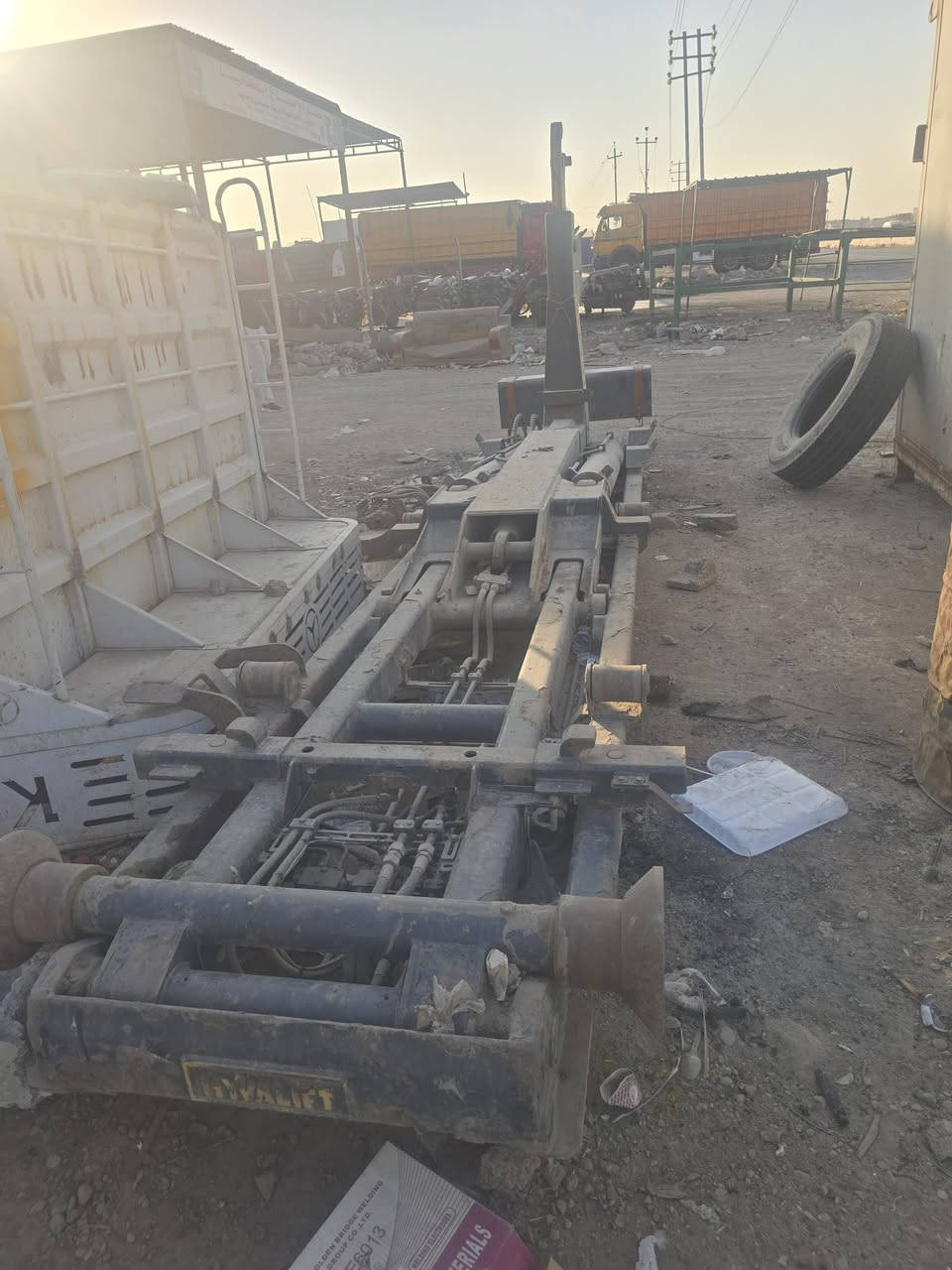 سلام عليكم عندي رافعه حاويات اوربيه 
طول سته متر مكاني بغداد جرف النداف 
للاستفسار ابو رضا ***********
