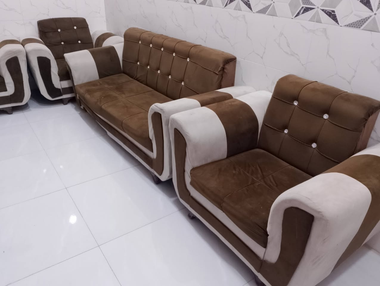 سلام عليكم تخم 7مقاعد بي ظرر بسيط بل رجل 2صغار و1وسط و 1جبيره سعر 100بي مجال ***********@
