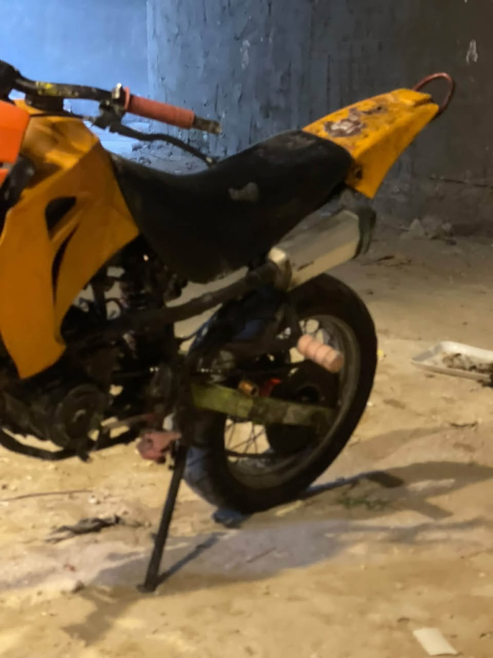 قفاز للبيع مكينه 250 لو 300 ماعرف بيهن تاير كاوكسي دبل خلفي كاوسكي ددراجة نظيفه سعرها 700 بيه مجال حك الجية للاستفسار ***********
