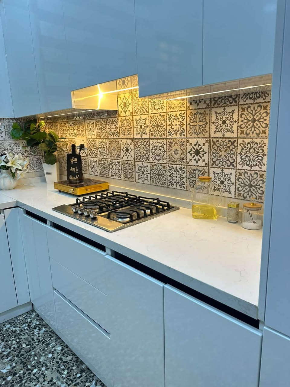كاونتر خشب الخارج mdf والداخل hdf قياساته 220 * 3 امتار سطح كوارتز السعر 1.500.000 وبي مجال قليل العنوان بغداد الحريه ***********
