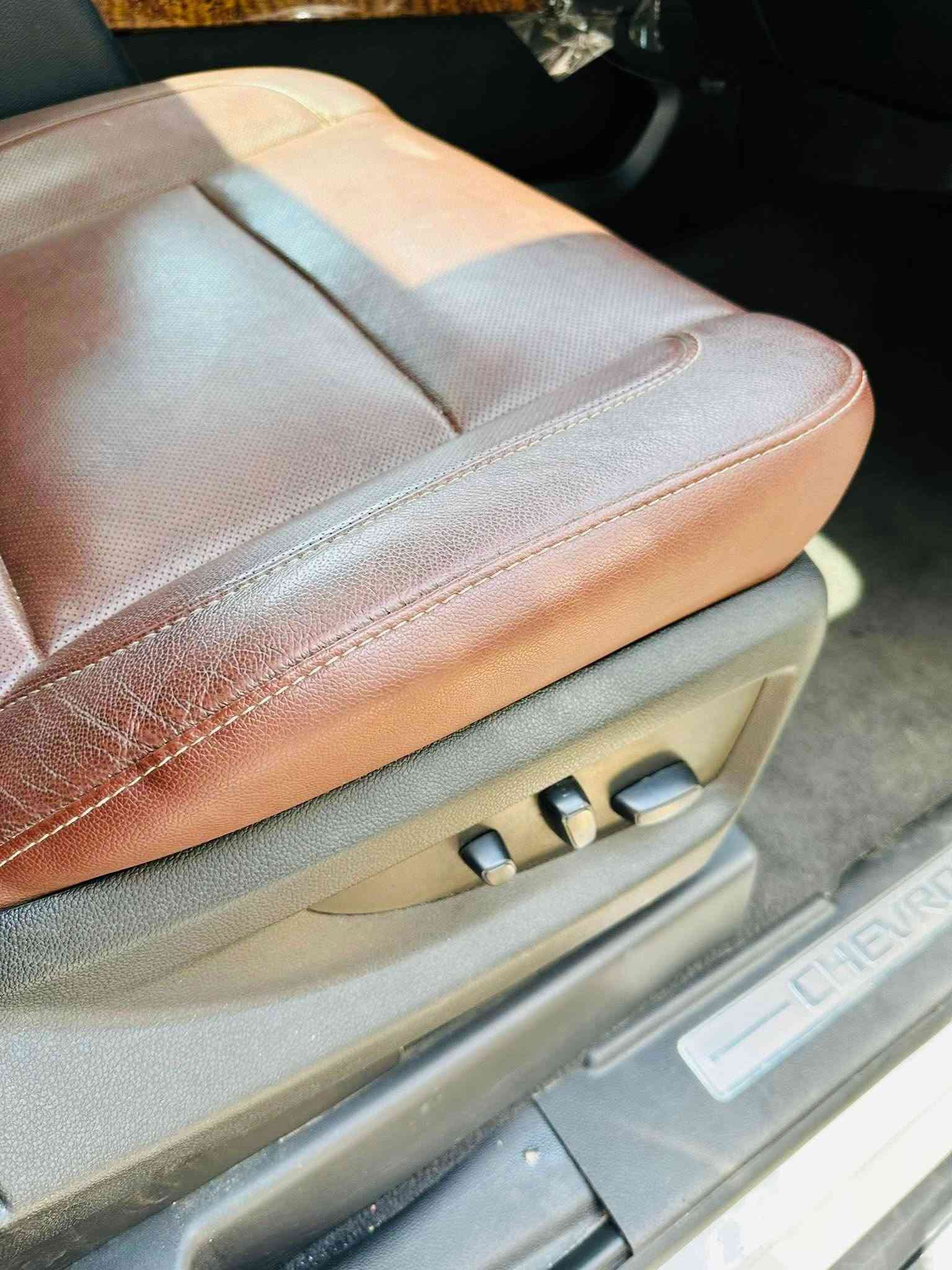 تاهو بريمير‏ CHEVROLET PREMIER 
الموديل: 2020 
المشي: 53 ألف Mile
السيارة وارد امريكي رقم بغداد بأسمي
السيارة فور ويل 4X4 مواصفات كديلاك محرك 6200 وكير 10 سرعات (عادي + اوتو)

* المقاعد قرميدي  Vip مع تدفئة وتبريد مع تحكم كهربائي للجميع وكرسي السائق هزار عند اقتراب السيارة من اي شيء مع مناخ منفصل وتبريد ثلاث قطع

* شاحن لاسلكي + باب الصندوق كهرائي مع استخدام القدم مع رادارات امامية وخلفية وحساسات امامية وخلفية 

* خاصية التوقف الذاتي بالمنحدرات وكذلك البريك التلقاىي المفاجئ
* خاصية الـ Display up لعرض المعلومات على الجامة الامامية مقابل السائق وكامرة خلفية اصلية وخمس بصمات ابواب وتشغيل عن بعد

* ويل حجم 22 كروم مع إطارات برجستون والدبلات الخلفية چوبلس 
* دوسة كهربائية تختفي مع غلق الباب بالاضافة الى مواصفات اخرى كثيرة..

* السعر: 385 (ثلاث شدات و 85 ورقة)

* مكان السيارة: محافظة ميسان- العمارة
(الحادث بسيط فقط الجاملغ الأيمن وبدون أي ضرر للبنيد او مقدمة السيارة) 
للاستفسار التواصل وتساب ***********
