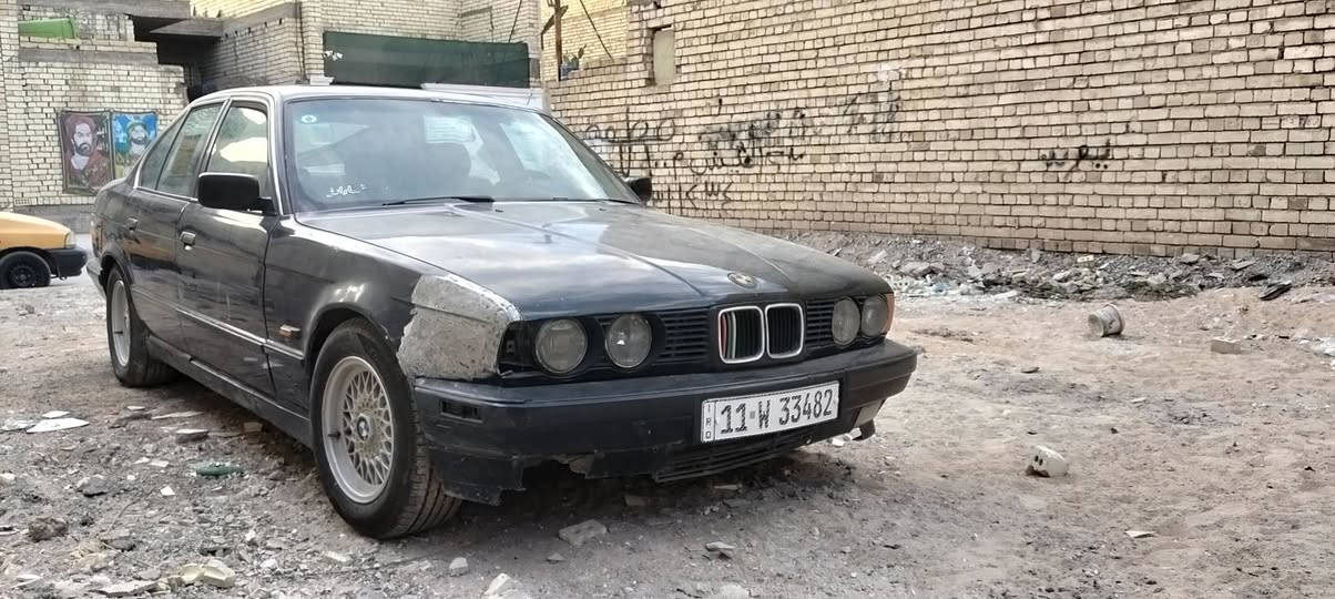 السلام عليكم
بي ام دبليو موديل السياره 1991 
مكينه535 مفتوح 
تدفئه تبريد شغال 
كشنات كهرباء 
فتحه سلايت روف 
بأسمي رقم بغداد البلديات 
***********
