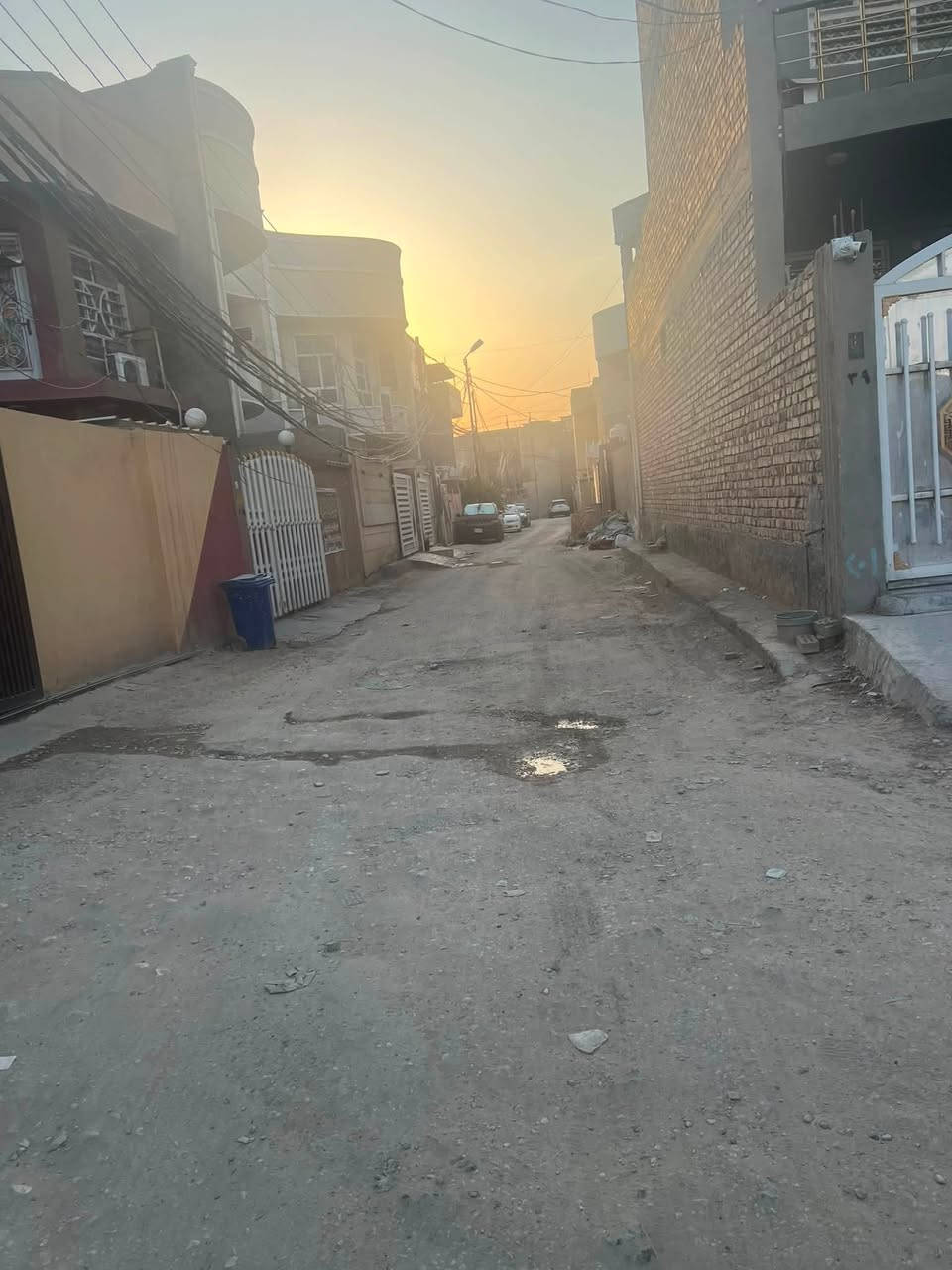‏الدار للبيع ظهر الضريبة مقابيل زرزورة المساحة الكلية 300 متر في السند 200 متر طابو زرأ سند 25 تحويل مباشر***********
