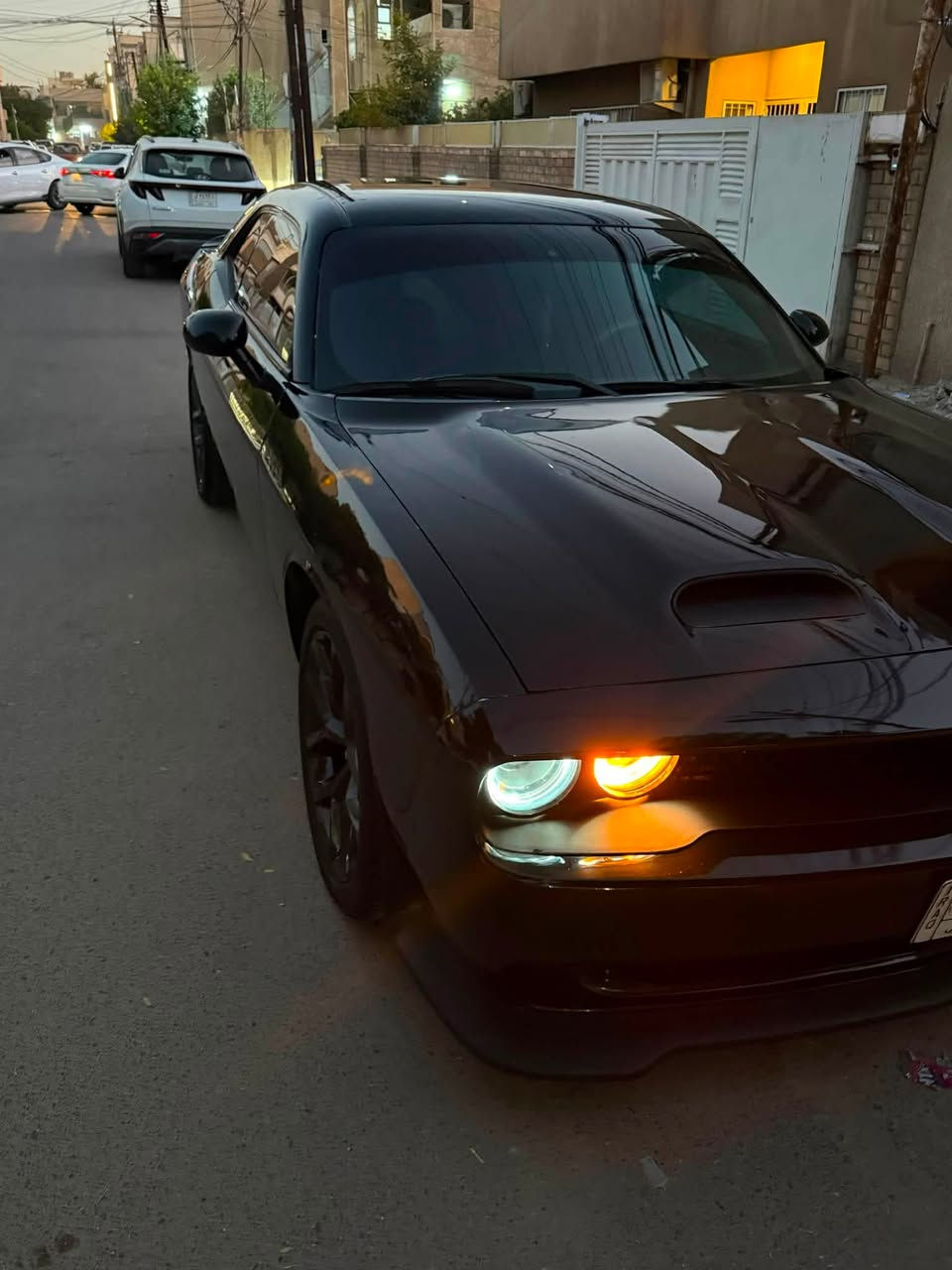 السلام عليكم 
دووج جالنجر 2021 SXT 
مكينة 3600 
6 سلندر 
رقم بغداد 
ماشيه 31 الف ميل 
سيارة نظيفة ما متعوبه 
السيارة حادثها جاملغ وبنيد وبارد بالباب على كد شبر . 
**********************************************
1- المصابيح الاماميه زنون عالي ناصي
2-كاميرا خلفيه دواره 
3- شاشه وسط 
4- داخل مخمل بلاد
5- دخول ذكي بصمه 
6- ويل حجم 20 اصلي  
7- حجر بيئة بلادي 
وباقي المواصفات الـ SXT المعروفة
***********************************************
*السياره جديده جدا وكدامكم الصور ومابيه نقص كير ومكينه وتبريد وحدادية وكهربائيات 
مكان السياره :بغداد الاعظمية ( سبع ابكار )
السعر ١٧٤ وبيها مجال بسيط 
  *********** واتساب
