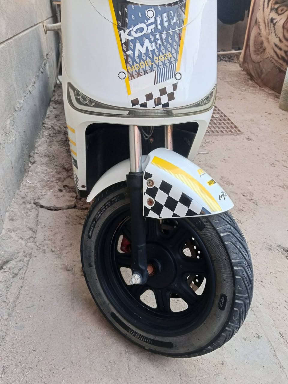 R11 للبيع
نضيفه وبلاديه بطارياتها بيهن انتفاخ قليل وشغاله كلشي مابيها وين ماتحب روح بيها وماتصرف 
كل كهربائياتها شغاله 
ومابيها نقص ابد سعرها 400 الف وبيها مجال كلش كلش قليل 
جماعة ال 350 رجائن لاتشلع كلبي 
العنوان بصره ابو الخصيب مقابيل صناعية حمدان 
الرقم ***********

