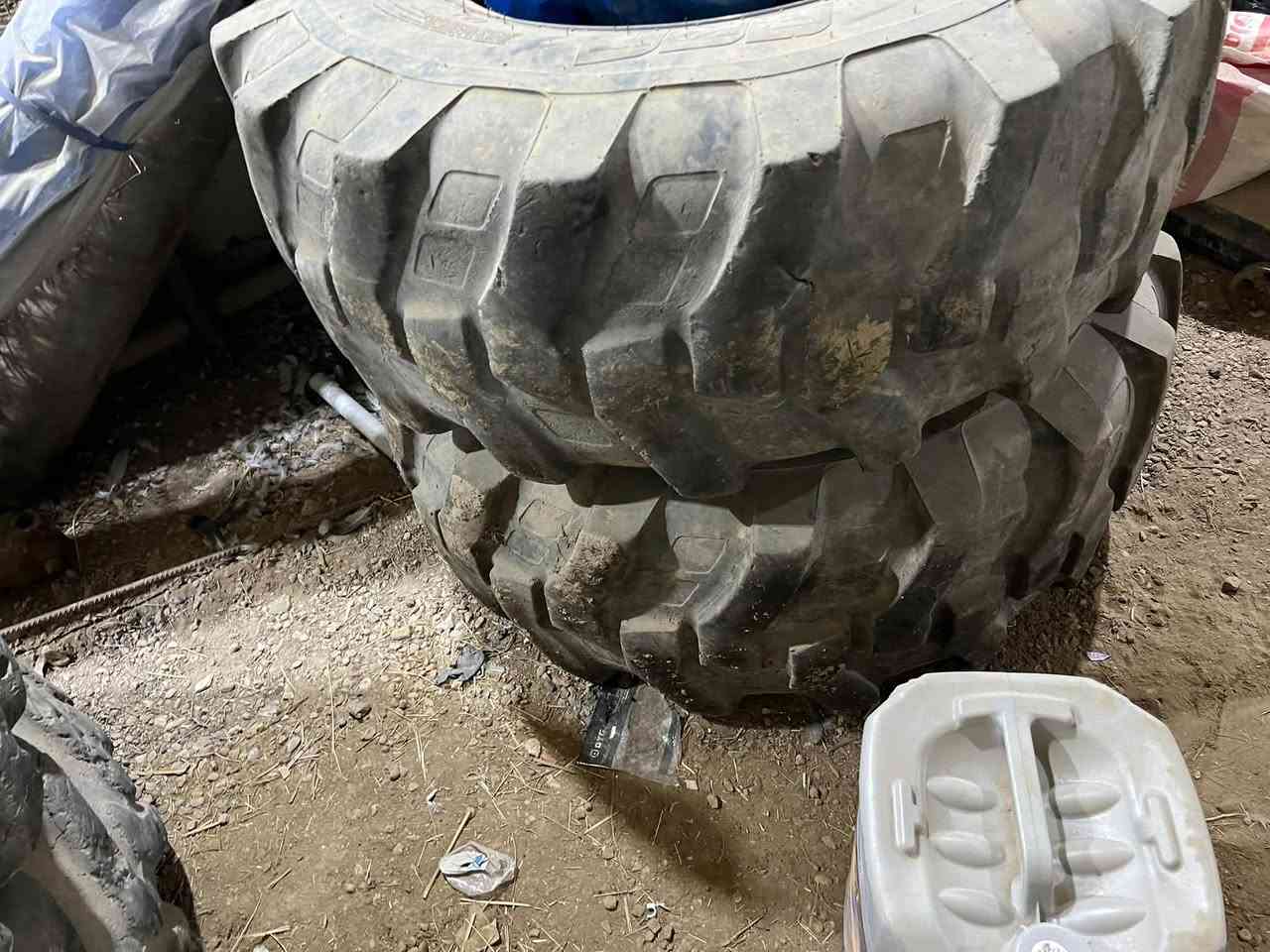 للبيع زوج تايرات مع الوياله مامشتغلات فقط ٤٠ ساعه حجمهن ١٦-٩-٢٤ للاستفسار ***********
