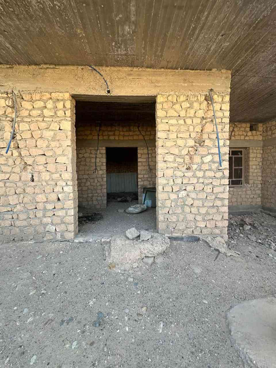 السلام عليكم 

بيت للبيع 

ركن على شارعين 

تصميم بيتين واحد كامل يعني ملبوخ ومصبوب ومأسس كهربائيات والثاني هيكل

البيت يتكون من 3غرف +صالة +مطبخ حار وبارد +صحيات +مخزن 

البيت الثاني نفس الشي بس واگف علصب 

ديوان خارج معزول عن البيت 

#المساحة الكلية 1300

#مساحة البناء 540

#موقع البيت حصيبة حي غزة بنهاية الإذاعة تبعد عليه الإذاعة شارعين

باقي التفاصيل خاص وهذا رقمي بي واتساب ***********

