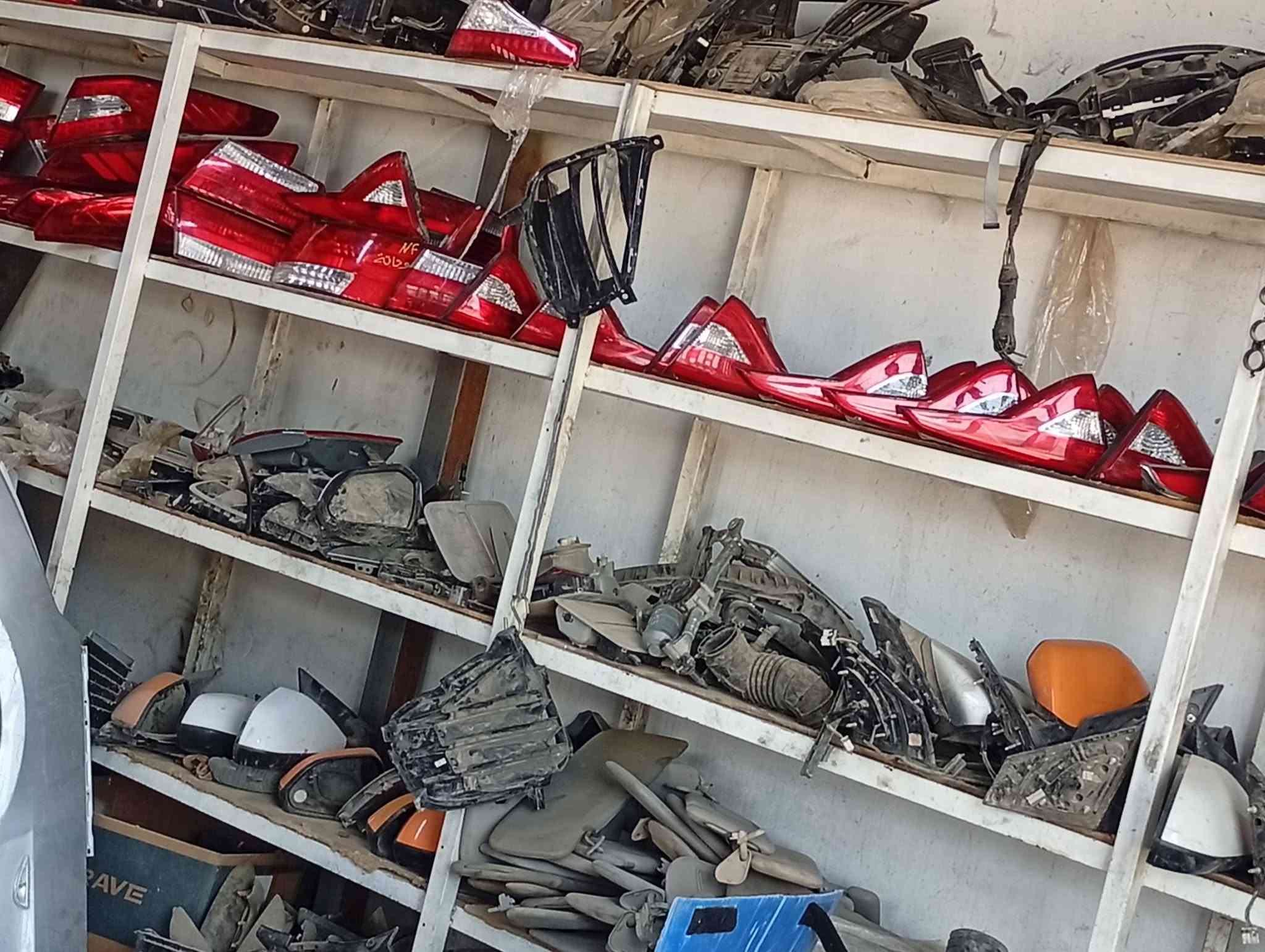السلام عليكم وصول بك لايت جنطة // ومراية جانبية // سوناتة من 15الى الى17 نضافة زيرو وكمية خير وتدلل اي استفسار اتصال 
***********//موجود وتساب

نص مكتوب في الصور:
- سوناتا 2017
- امير البديري
- 8 أبريل
- السلام عليكم توفر بك لايت مال الحنطة سوناتة من 16الى 20
- دعامية
- شوتة كاملة هبة وخرطوم
- جاملغات
- دوسلت جوة الباب
- اي شي اتريد سوناتة من 16الى 20
- موجود *********** امير البديري
- 12+