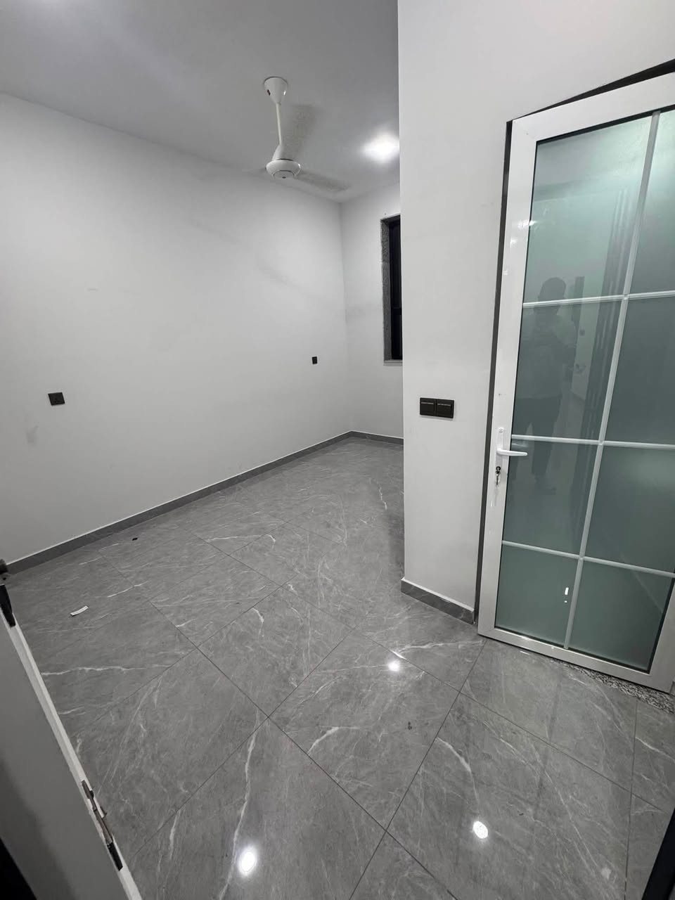 للايجار في مجمع الضباط السكني خلف جامعة المشرق 📍
شقق سكنية عدد 5
كل شقة تحتوي على غرفتين نوم ماستر
وحمام مشترك وصاله ومطبخ 

كل شقة مجهزه بسبالت عدد 3 ومطبخ متكامل✅

متوفره شقة ارضيه ايجارها 800 الف✅

شقة طابق اول ايجارها 750 الف✅

شقتين طابق ثاني كل شقة ايجارها 700 الف✅

شقة استيديو طابق رابع ايجارها 500 الف ✅

￼مجمع متكامل نطام سكيورتي 24 ساعة

يبعد عن مطار بغداد الدولي 5 دقايق فقط📍

❗️ترهم سكن عوائل او طالبات فقططط ❗️

للاستفسار والمعاينة التواصل على احد الارقام

*********** يتوفر واتساب
*********** يتوفر واتساب
