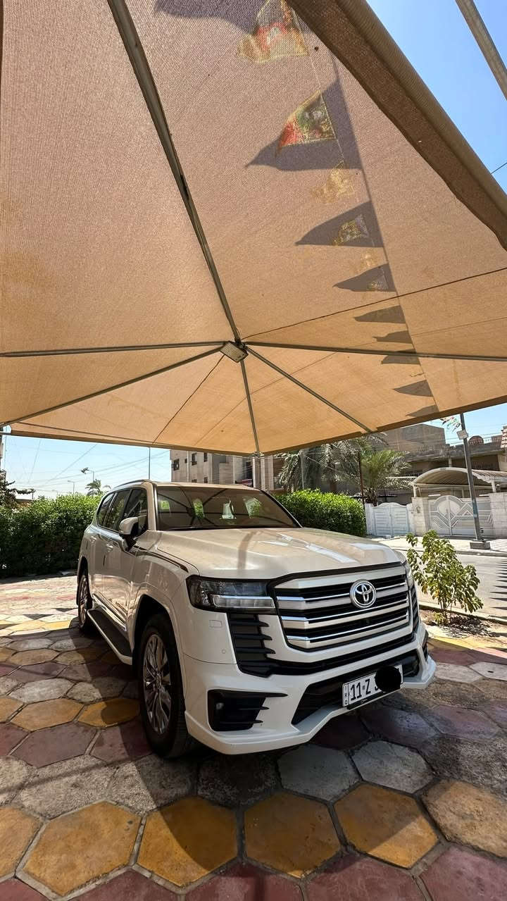 السلام عليكم للبيع فقط
لاندكروز موديل 24 بريم
مواصفات Limited :
داخل VX بلادي 
كاميرات محيطيه 360 درجه
شاشه تدعم Apple Carplay
سايد بريك كهربائي 
ومواصفات الـ Limited المعروفه
السياره كفاله عامه 
السعر 69,000$ وبيها مجال بسيط
مكاني زيونه 
رقمي : ***********
