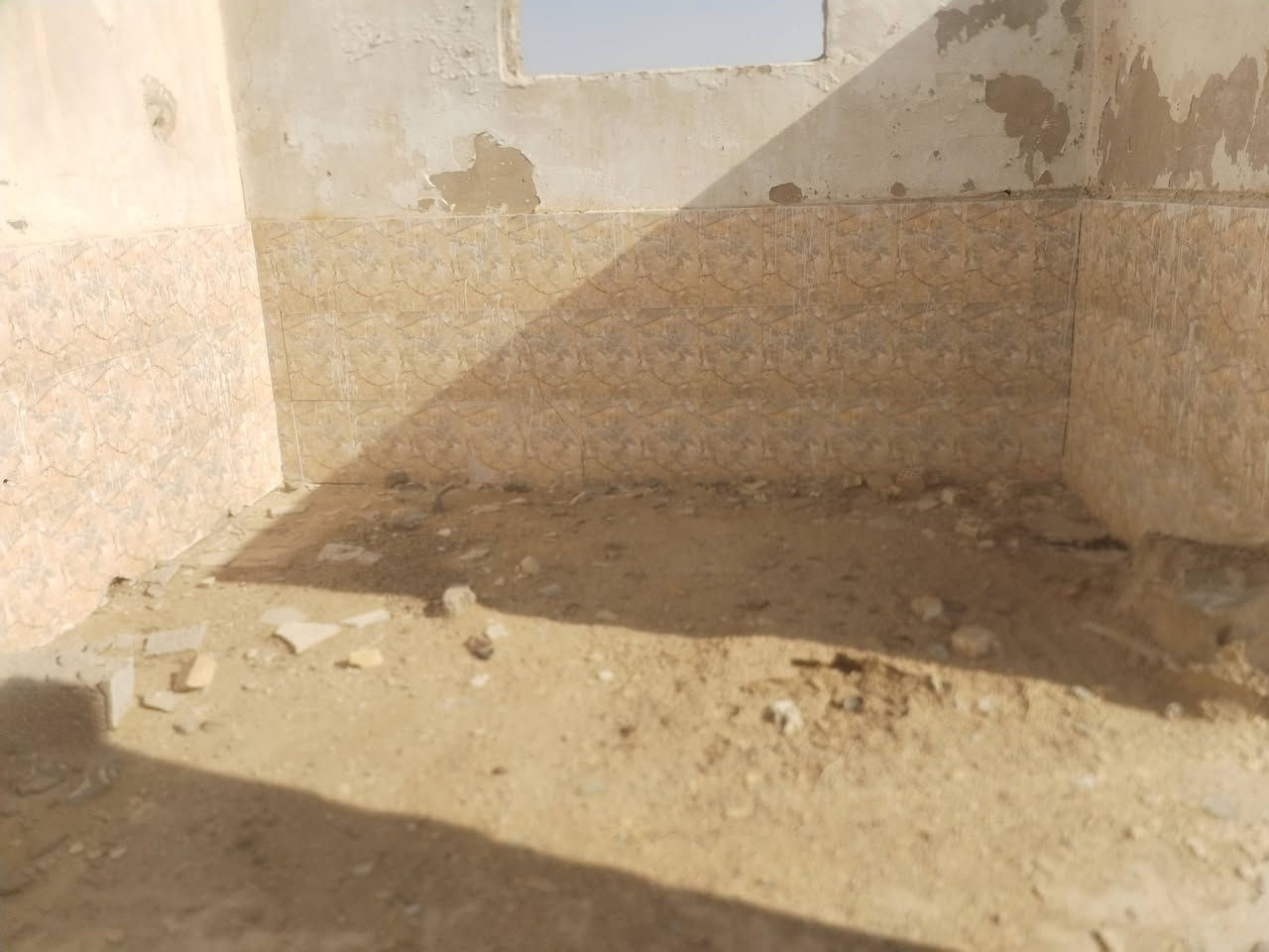 السلام عليكم هيكل للبيع بلوك وطابوق وبقايا سراميك وبسعر مناسب *********** تصال
