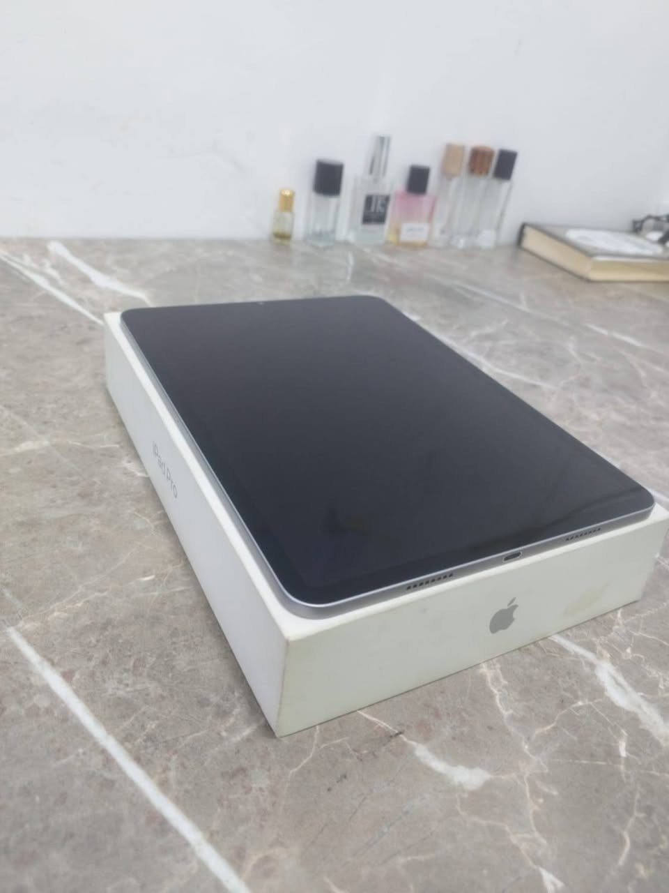 ‏بسم الله يا الله يا رزاق
‏اللهم صل على محمد وآل محمد
‏​للبيع: جهاز iPad Pro 11-inch (الجيل الرابع - معالج M2) 
‏​الموديل: iPad Pro 11-inch (4th Generation).  
‏​المعالج: Apple M2 (أداء قوي جداً للألعاب، التصميم، والبرامج الثقيلة).  
‏​الذاكرة: 256GB.  
‏​الاتصال: Wi-Fi.  
‏​نسبة البطارية: 84%.  
‏​عدد دورات الشحن: 526 دورة.  
‏​الحالة: نظيف جداً، خالي من أي عيوب أو مشاكل.
‏​الملحقات: العلبة الأصلية + سلك الشحن + الشاحن الأصلي.  
‏​المكان: النجف الأشرف.
‏​لمعرفة السعر والتواصل:
‏يرجى المراسلة على الخاص، أو الاتصال / الواتساب على الرقم:
‏***********
