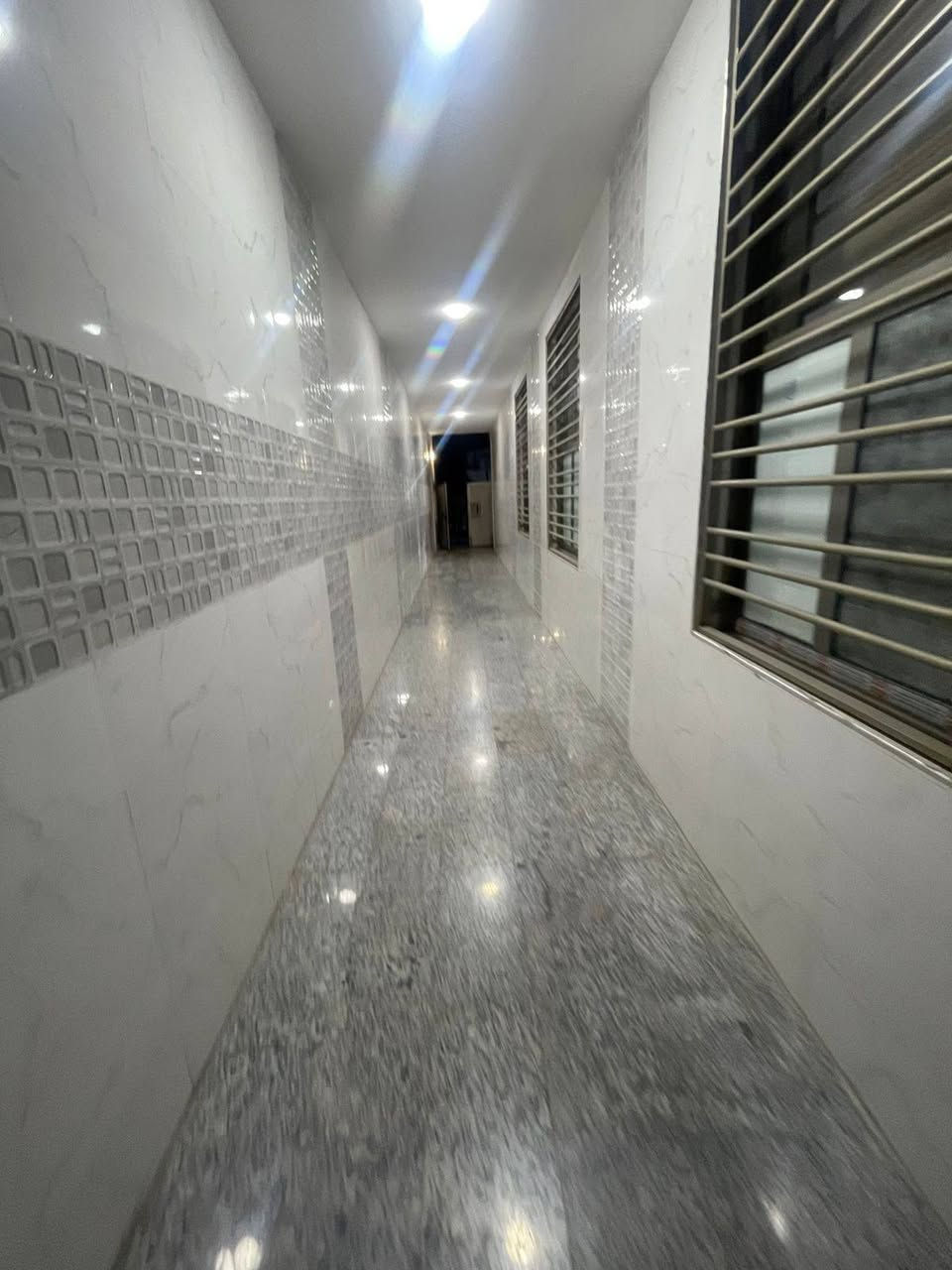 شقة مودرن وجداً نظيفة  جاهزه للسكنطابق أول ضمن مجمع سكني بناء جديدو نظيف جدا مخدم بالكهرباء والماء والمصعد الكهربائي ..
شقة مودرن وجداً نظيفة  جاهزه للسكن تحتوي الشقة على غرفتين نوم واحده كبيره ماستر وصاله ومطبخ وصحيات ومناور .. 
الموقع : شارع الخيزران مقابل جامعة الشعب قريبه جداً من الشارع التجاري ..
الايجار 850 الف شهرياً وبيها مجال بسيط  .. للاستفسار اكثر رقم المالك ***********/***********

شقة مودرن وجداً نظيفة  جاهزه للسكنطابق أول ضمن مجمع سكني بناء جديدو نظيف جدا مخدم بالكهرباء والماء والمصعد الكهربائي ..
