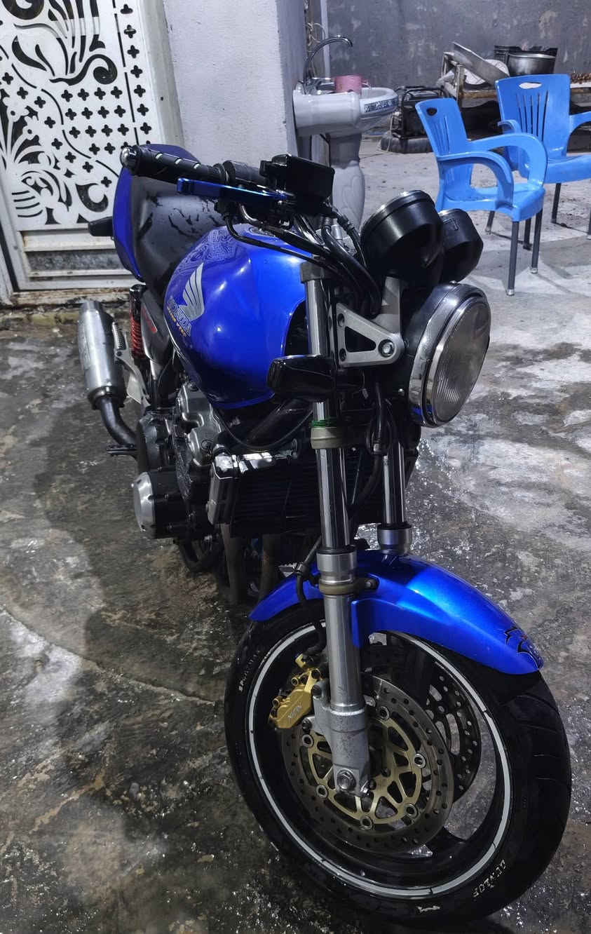 السلام عليكم لبيعcB. 400جيل ثاني هايبرر 16ولف گفاله عامه دراجه مال رمبه عليها ادامه كامله تايرات جدد دهن جديد موتل مي زيتي دسكات جدد دراجه مال جناي 💎معدل 180. مكاني بابل مسيب  لسعر اتصل وتدلل *********** 📞

