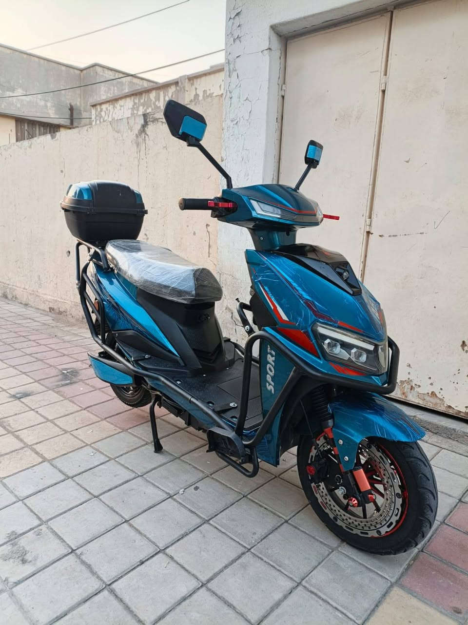 السلام عليكم موطور شحن للبيع شبح
(شركت يوسكيز) 
 موطور بعده جديد بل لايلون مستخدم شي.قليل. حيل 
دراجه بعدها جديده بل لايلون تجي وشوفه بعينك وتفحص وين متريد دراجه (6 بطاريات) كلهن عل فحص دراجه بعدها جديده تجي وشوفه بعينك وتفحص 
 
((الموطور 6 بطاريات عل فحص))

الموطور فول مواصفات لايتات زنون عالي وناصي اشاير يمنه ويسره ودبل اشاره  (4سرع)(سرعته 99)(ونضام بك Rرجوع) إلى الخلف (تثبيت سرعه)(وسويجات2 وبصمات2 وكرتات2) بيها إي نقص ولا كسر 
(ملف 3800واط حقيقي) 
((حجم الويل 12)) 
الدراجةعلى وضع الشركة  
السعر  (625) الف وبي مجال الشراي المكان داخل الرمادي الاستفسار
(***********)
