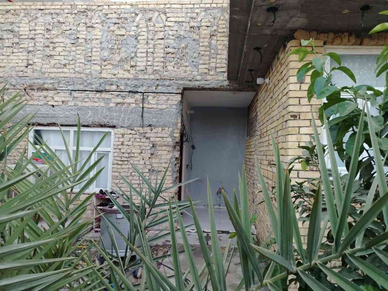 🏠 بيت للبيع – طابو صرف

📍 الموقع: حي الصدرين

✨ بيت بمساحة 200 متر، بناء حديث ومرتب، مناسب للسكن العائلي.

🔹 الطابق الأرضي:
• استقبال
• صالة واسعة
• مطبخ مفتوح على الصالة
• غرفتين نوم
• صحيات داخلية وخارجية
• سقف صب مسلح

🔹 الطابق الثاني:
• غرفة
• صالة
• سويت 
• عكاده بدون لبخ

💰 السعر: 82 مليون وقابل للتفاوض
🏦 مطلوب للمصرف العقاري 82 مليون
💵 التسديد الشهري 439 ألف

📞 للاستفسار والتفاصيل:
***********

🔥 البيت فرصة حلوة للي يريد بيت جاهز وبناء حديث بموقع مميز.
