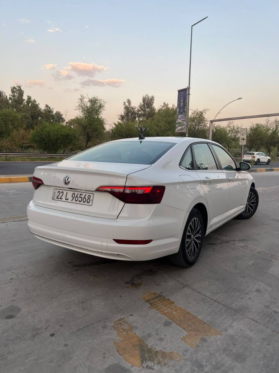 🚗 للبيع: فولكس واجن جيتا SE (Volkswagen Jetta SE) 🚗
المواصفات العامة:
 الموديل / 2021
 الفئة: SE (فئة أصلية ومميزة)
 اللون: أبيض 
 الرقم :رقم أربيل ألماني هزاز وتحويل جاهز (22 L 96568)
 المسافة المقطوعة :/31  ألف ميل
المواصفات الفنية والتجهيزات (SE):
 المحرك: 1.4L Turbo (تيربو) اقتصادية جداً في استهلاك البنزين مع عزم وقوة ممتازة.
 كير: أوتوماتيك (8 نمر) مع وضعيات قيادة مختلفة (Eco / Normal / Sport).
 المقصورة والراحة:
 فتحة سقف / سقف بانورامي أسود.
 مقاعد جلد عالية الجودة مع خاصية التدفئة.
 دخول بدون مفتاح (بصمة أبواب) + تشغيل بصمة.
 شاشة لمس تدعم Apple CarPlay و Android Auto.
 كاميرا خلفية بدقة عالية.
 نظام تكييف دبل زون (تحكم منفصل للراكب والسائق).
 رادار ومراقبة النقطة العمياء (Blind Spot Monitor) مع تنبيه المرور الخلفي.
 الخارجية:
 إضاءة LED بالكامل (أمامي وخلفي مع إضاءة نهارية DRL).
 ويل كورم (جنوط) أصلية بمقاس متميز مع إطارات بحالة ممتازة.
حالة السيارة (الضرر والصبغ):
 الضرر : قطعتين صبع  كفالة عامة من الغرق و/ أمكفولة مكينة وكير وبدّي].
 حالة البدن: البدن ممتاز ونظيف جداً كما موضح بالصور.

 السعر المطلوب:  $145 ورقة 
 مكان التواجد:  اربيل 

 رقم الهاتف/واتساب: ***********
