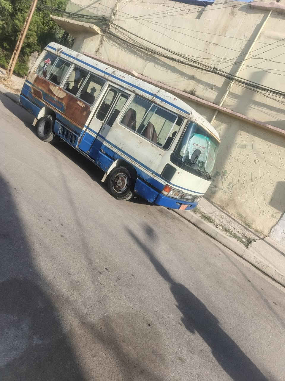 كوستر مربع سقف عالي مكينه كروسيده ٢٢ بانزين للبيع سيارة جاهزه بس يعوزه صبغ السعر سته ونص بيها مجال ***********
