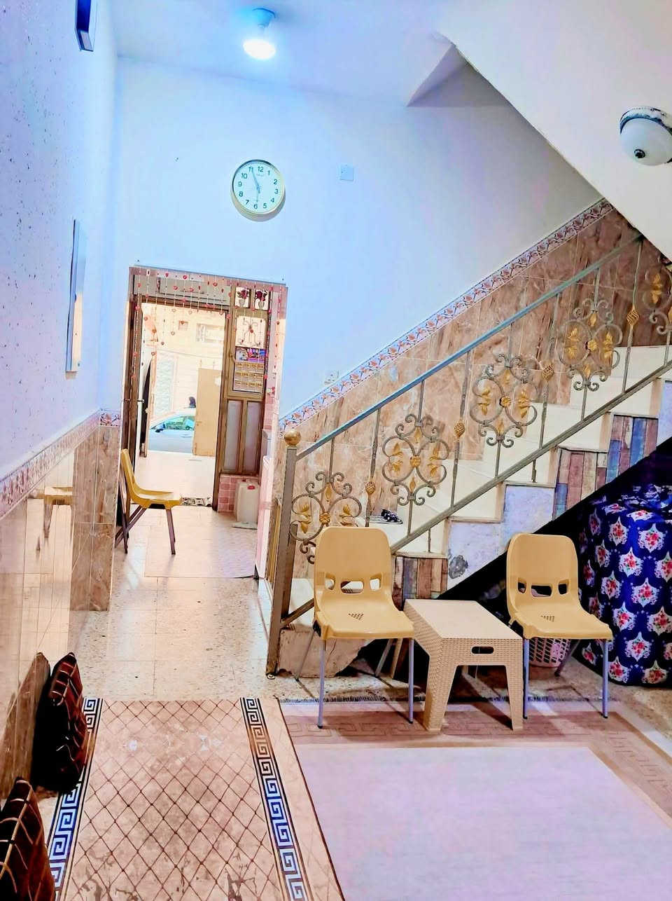 ⭕️ .   دار للبيع .  منطقة ال باني 
المساحة  115 متر
بناء نظيف 2013  الواجهة ٥ متر
طابقين.  الارضي  غرفة نوم صالة إستقبال مطبخ صحيات داخلية وخارجية.  ط١. ٣ غرف نوم  صالة صحيات 
منطقة ال باني  جهة المدارس 
▪️السعر يصلكم على يريدكم الخاص من خلال التعليق 
بالمنشور.  للأستفساراكثر الاتصال على
 *********** _*********** 
او زيارة #مكتب٠عقارات٠اليزن _ السماوة ال باني _ مجاور اسواق الكفيل
تابعونا لتصلكم كافة العروض 🤝
