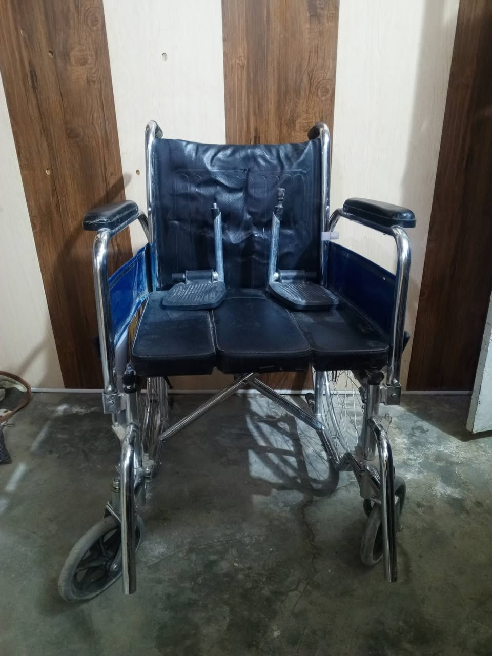رسلام عليكم عربانه جديده بعدهي مامستعملة حته دوسات رجلين ماشادهن سعرها 60 رقمي *********** مامتوجد على الفيس
