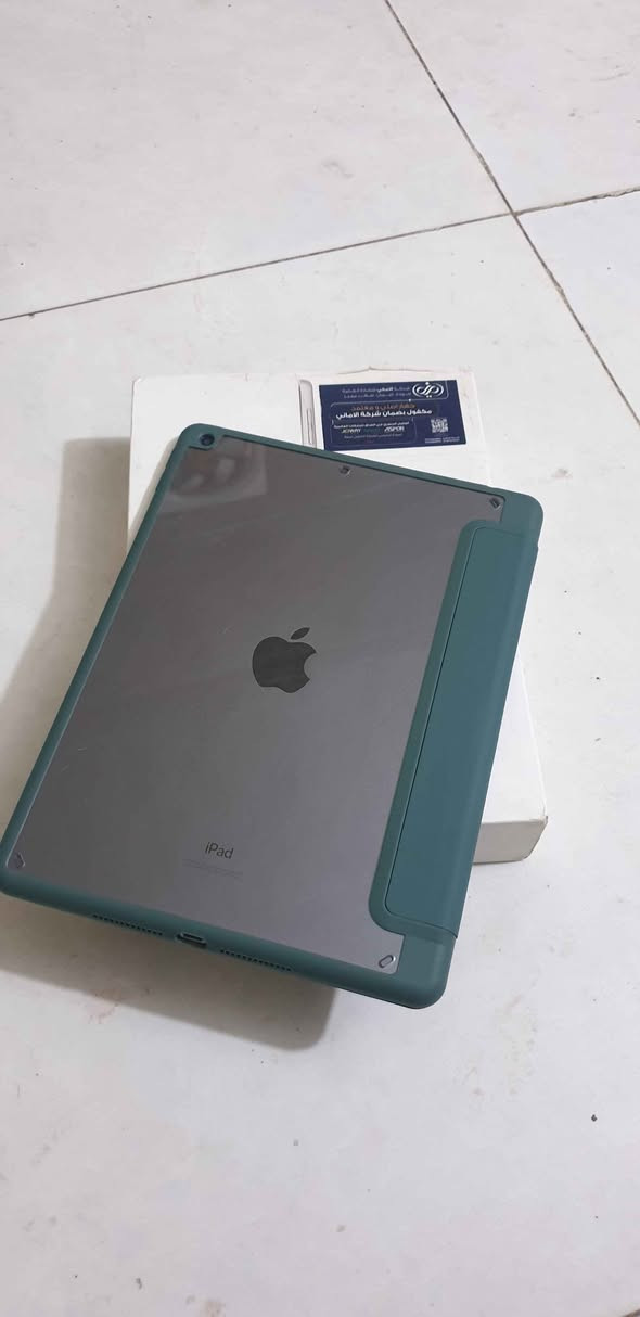 الموديل: آيباد الجيل التاسع (Wi-Fi).

​الذاكرة: 64 جيجابايت.

​اللون: رصاصي (Space Gray).

​النظام: محدّث لنسخة iOS 27 Beta، يوفر تجربة سلسة مع أحدث الميزات.

​الملحقات: يأتي مع العلبة الأصلية، بالإضافة إلى كفر حماية بلون أخضر غامق (بحالة ممتازة جداً ويحمي الجهاز بالكامل).

​حالة الجهاز:

​الشاشة: نظيفة جداً وبدون مشاكل (كما موضح في صورة شاشة الترحيب).

​الأداء: الجهاز شغال بصورة طبيعية وسلسة ومناسب جداً للدراسة، التصفح، والألعاب.

​ملاحظة للأمانة: يوجد خدش سطحي في ظهر الجهاز أسفل شعار أبل (لا يؤثر نهائياً على الاستخدام أو الأداء، ويختفي تماماً عند وضع الكفر).

للتواصل رقم( *********** ) ناصرية, ذي قار
