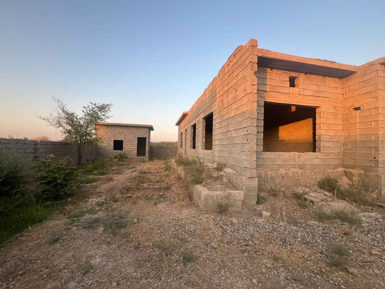 السلام عليكم...
بيت هيكل للبيع المساحه 600 متر 
مساحة البناء225 يتكون من 
١.استقبال 8×4ونص
٢.هول 4×6 
٣.مطبخ ٤×٥ بارد +مطبخ حار 
٤.ا غرفه ٤×٥مع سويت 
.٢غرفه ٤×٥
٥.موزع غرف ٣ونص×٥
مع مجموعه صحيات داخليه +صحيات خارجيه 

مع مخزن خارجي ٣ونص ×٥
واصله بس مي والكهرباء مو بعيده عنه
البيت مسيج كامل الموقع خلف الخضر مقابل المستشفى التركي
 السعر الاتصال الخاص ***********
