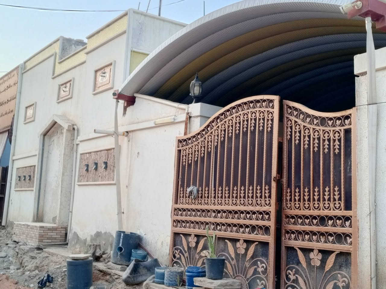 السلام عليكم بيت البيع دور نسيج مساحه 208دور نسيج غرف نوم صاله استقبال كراج صحيات داخليه وخارجيه مطبخ زغير  وغرفتين فوك وحده من الغرف ماكامله تصال على رقم//***********3
