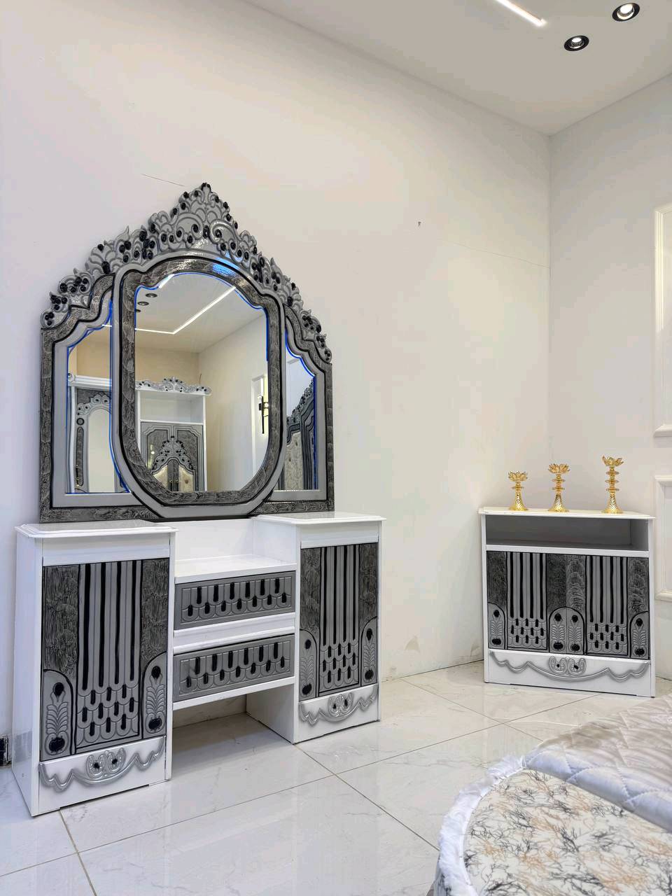 حصرياً الموديل الجديد   

السعر مليون و٥٠. الف 

غرفه نجاره قتصاديه 🛌

متكونه من 9 قطع مميزه 

الكنتور ارتفاع 240 طول 320 

مع الزاويه مجموع الطول 4 امتار 

السمك الخارجي للغرفه 5 ملم انديف

والسمك الداخلي 3 ملم معاكس ابيض

سعر الشازلون الخزان 75 الف 

سعر الشازلون المقعد 50 الف 

متوفر توصيل وشد داخل بغداد 😊منو يكول النجارة العراقية ماتت؟ 🇮🇶
هذا شغل يد... متانة وفن 
اسمع من النجار نفسه 👇
للحجز والاستفسار راسلنا خاص
#نجارة_عراقية #غرف_نوم #شغل_يد#ديكور_عراقي #بيت_عراقي #نجارة_يدوية #قبل_وبعد #تجهيز_عرسان #بغداد

متوفر توصيل وشد لكافة محافضات العراق 🇮🇶