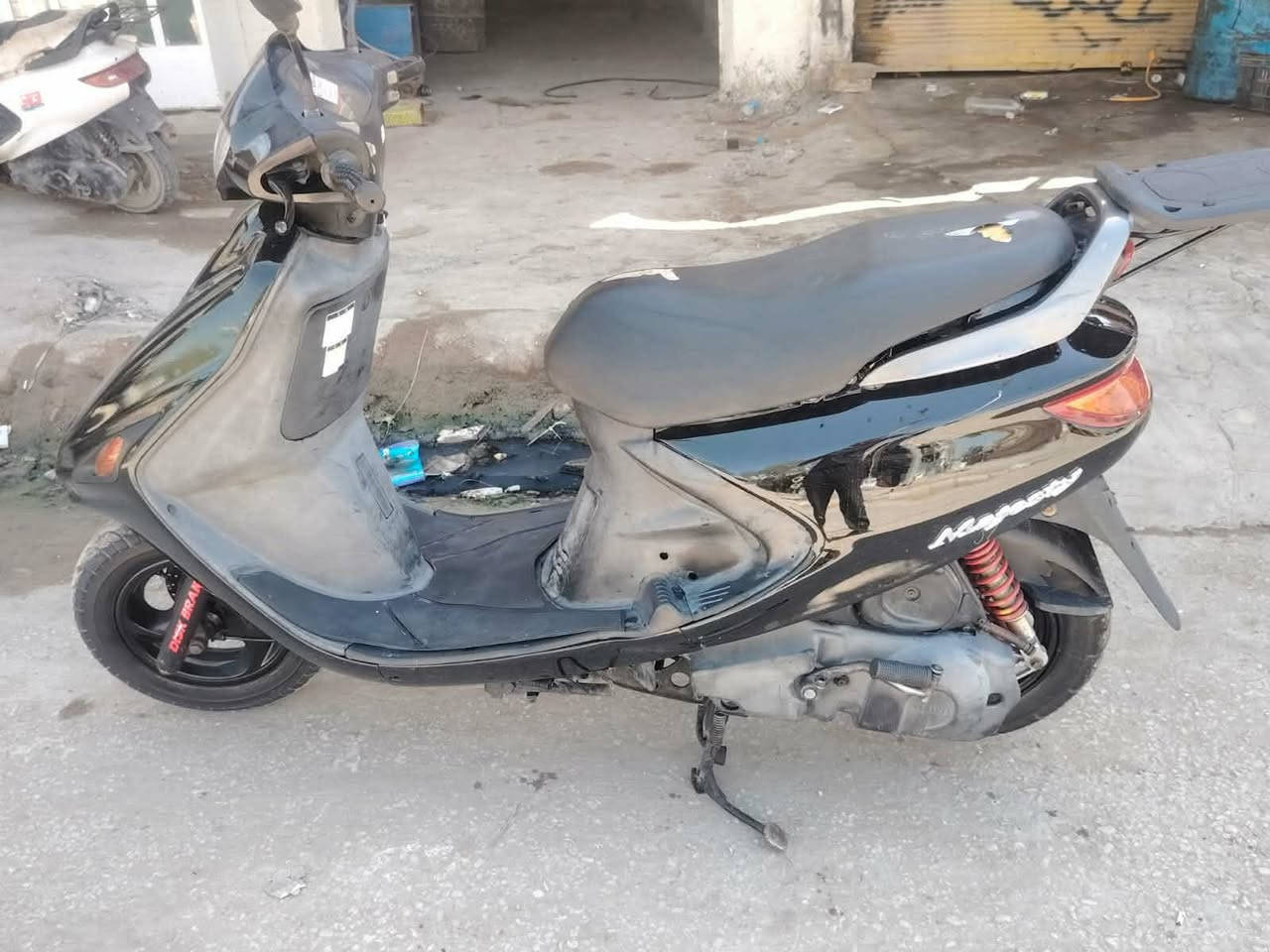 دراجه فراشه فحل دسك محرك مامفتوح   كل نقص مابيه تاخذه عل فحص سعر 600 بيه مجال لشراي  رقمي ***********
