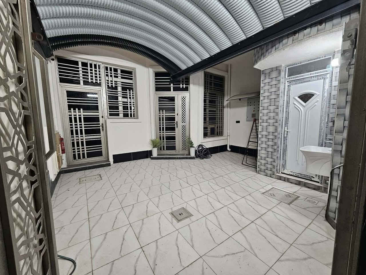 🏡 للبيع دار سكني – في حي الشهداء / منطقة الـ16 ألف قرب سايدين شارع النسور رقم الدار ١٦٩٨٣

🌳 الدار مطل مباشرة على حديقة
🛣️عرض الشارع 12 متر

📐 المساحة: 125 م²
📏 الواجهة: 6.25 م × النزال: 20 م
📜 طابو صرف – سند بأسمي

✨ الدار بناء شخصي 

🔹 الطابق الأرضي:
• غرفة نوم
• صالة
• استقبال
• مطبخ حار وبارد
• منور
• حمام داخلي
• كراج سيارة
• صحيات خارجية

🔹 الطابق الثاني:
• 3 غرف نوم
• صحيات

🔹 السطح:
• بيتونة
• مخزن PVC

🔹 مواصفات إضافية:
📹 مؤسس بالكامل لمنظومة كاميرات مراقبة
💧 مؤسس لنظام تحلية وتنقية المياه للدار
🔥 مؤسس لأجهزة استشعار الحرائق والغاز والدخان
🏗️ بناء حديث سنة 2024 طابوق
*جميع كهربائيات الدار من شركة fg power وبالضمان 
*جميع حنفيات واكسسوارت الحمامات من شركة الرواج وبالضمان
*شتايكر السطح وجوانب الدار مغلفة بالكامل ضد الحراره 
ملاحظة /جميع البردات والكاميرات والحاكية الخارجية وطفايات الحرائق واكسسوارت الحمامات والثريات والانارات هدية للمشتري
السعر ١٣٥ 
 
***********
***********
***********
