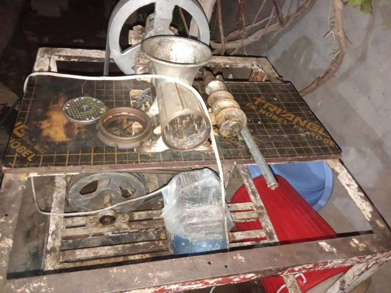 السلام عليكم شباب مكينت ثرم لحم او فلافل حجم 32 دبل قايش للبيع سعر 200 وبيهه مجال الشراي يتصل 
***********
