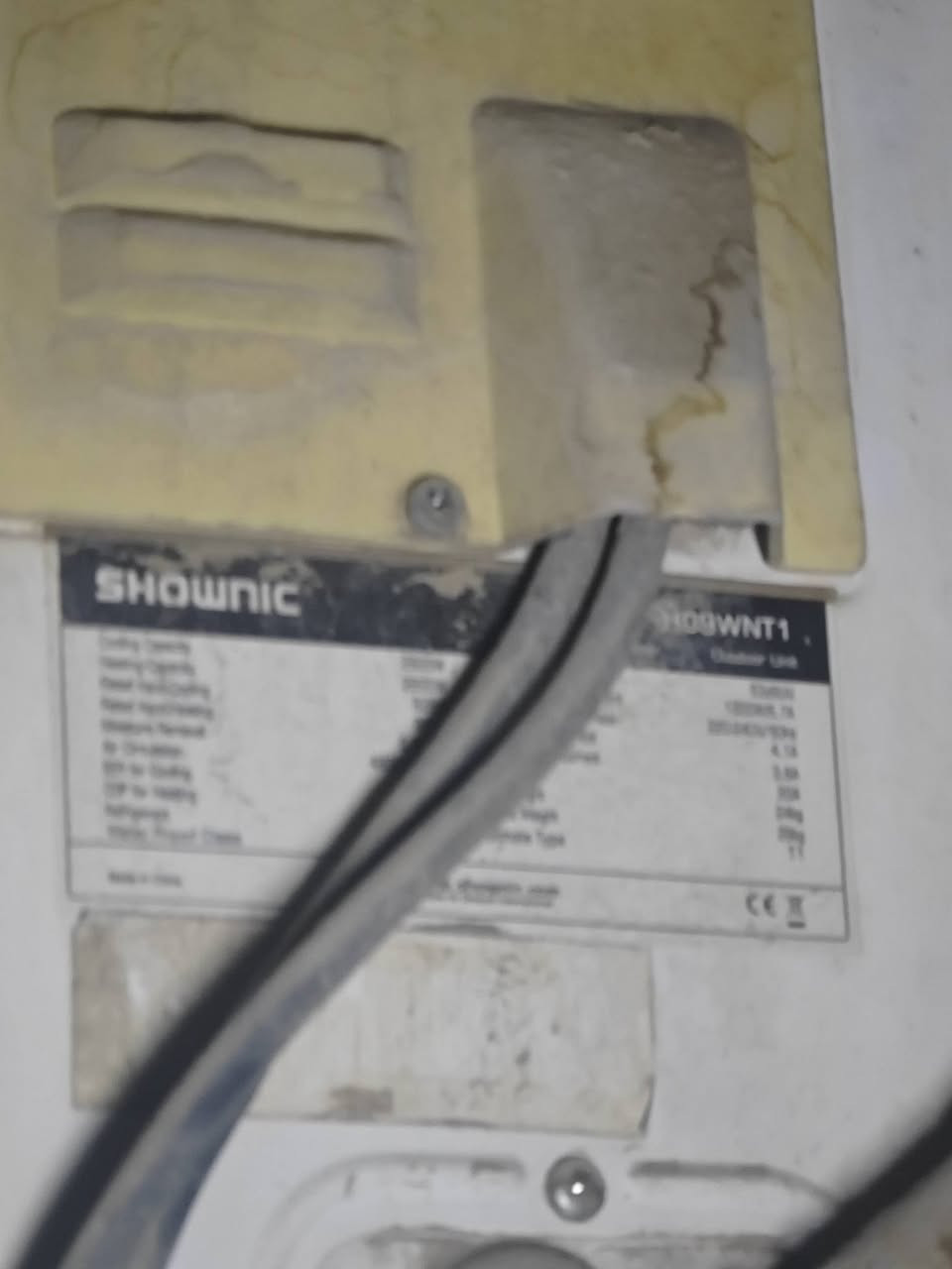 سلام عليكم
للبيع سبلت (SHOWNIC) 1 طن (تكييف وتدفئة) 
الموديل: CRF-H09WNT1
السعة: 1 طن (9000 BTU / 2600W)
النظام: حار / بارد (Cooling & Heating)
الحالة: مستعمل بنظافة جيدة وشغال على الفحص
المرفقات: [قطعه داخليه و خارجيه و انابيب الاصليه ]
السعر المطلوب: [230 الف بي مجال بشكل بسيط]
المكان بغداد حي الخضراء 
للتواصل: [ *********** ]
