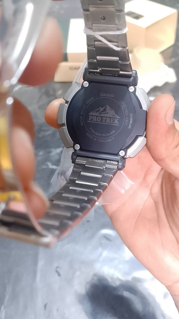 (Casio Pro Trek PRG-340T)
جديد وكالة مع العلبة والملحقات 
تتميز هذه الساعة المخصصة للمغامرين ومحبي الأنشطة الخارجية بمجموعة شاملة من المواصفات والميزات المتقدمة. 
الميزات الرئيسية:
الطاقة الشمسية (Tough Solar): تعمل الساعة بنظام الشحن الشمسي، مما يلغي الحاجة لتغيير البطاريات ويضمن التشغيل المستمر. 
المستشعر الثلاثي (Triple Sensor): تتضمن بوصلة رقمية، مقياس ارتفاع، مقياس ضغط جوي، ومقياس حرارة لتوفير بيانات دقيقة عن البيئة المحيطة. 
مقاومة الماء: مقاومة للماء حتى عمق 100 متر (10 بار)، مما يجعلها مناسبة للسباحة والأنشطة المائية. 
هيكل وسوار من التيتانيوم: السوار والهيكل مصنوعان من التيتانيوم خفيف الوزن وعالي المتانة. 
شاشة LCD مزدوجة: تتميز بشاشة عرض مزدوجة الطبقات لرسومات البوصلة ووظائف الساعة، مما يسهل القراءة. 
مواد حيوية صديقة للبيئة: صُنع الهيكل وبعض المكونات من مواد بلاستيكية حيوية (Bio-based resin) للمساهمة في الحفاظ على البيئة. 
المواصفات والوظائف الإضافية:
إضاءة LED تلقائية بالكامل: توفر إضاءة خلفية واضحة في الظلام. 
التوقيت العالمي: تعرض التوقيت لـ 31 منطقة زمنية مختلفة (48 مدينة). 
ساعة إيقاف ومؤقت: تتضمن ساعة إيقاف دقيقة ومؤقت عد تنازلي. 
منبهات يومية: تحتوي على 5 منبهات يومية مع إشارة الوقت بالساعة. 
عرض شروق وغروب الشمس: ميزة مفيدة لعشاق الطبيعة والمغامرين. 
مقاومة درجات الحرارة المنخفضة: تعمل بكفاءة في درجات حرارة تصل إلى -10 درجات مئوية. 
تقويم تلقائي كامل. 
حجم العلبة (الطول × العرض × الارتفاع)
54.7 × 51.7 × 15.1 مم
وزن الساعة. 87 غرام
