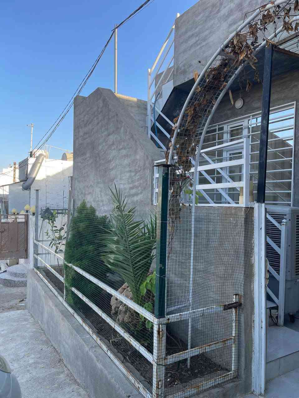 خانوو بۆ فرۆشتن لە هوانە پێکهاتووە لە دوو ژووری نوستن و هۆڵ و مەتبەخ و مشتەمەلات.خانووەکە قاتونیوێکە قاتی سەرەوەی هەیکەلە و سەقفی بۆ کراوە.خانووەکە ڕووبەری ۹٦مەترە و ئاوی ڕەیسی هەیە و فول خەدەماتە و هەموو کاشیە و سەڤفی چبسن و دەکتی موبەریدەی هەیە و حەمامی ئارامکۆیە.
***********
*********** السليمانية, العراق
