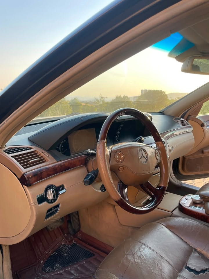 مرسدس S350
رقم كركوك بدون كمرك 
شرعي وكاله 
موصفات خمس بردات 
محرك مرغوب تنفس طبيعي 
حداديه جديدا 
تخم ويل جديد تاير جديد 
السعر 128
***********
