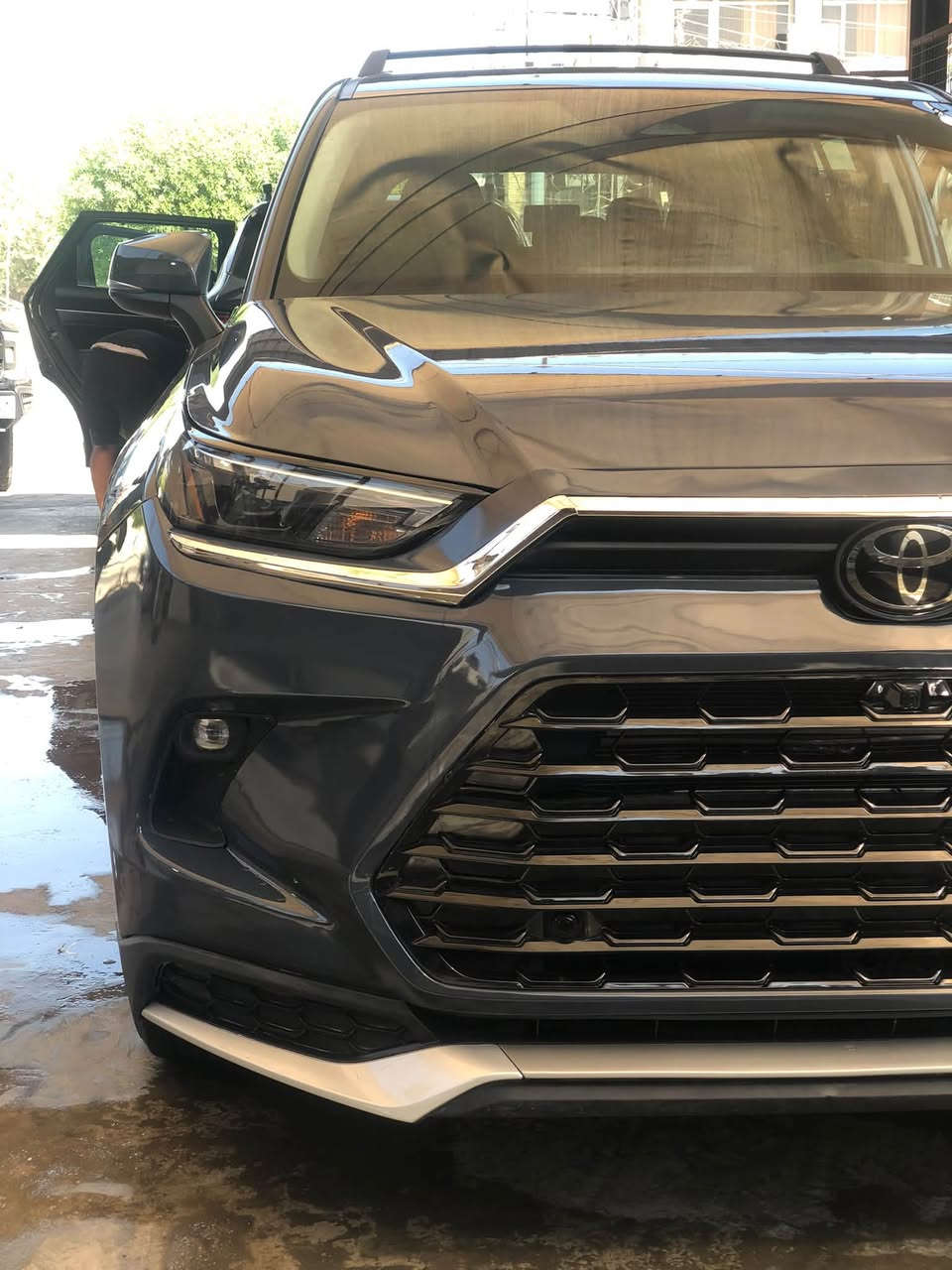 تويوتا جراند هايلاندر LE زيرو 2025 (Grand Highlander LE Hybrid)
سيارة عائلية فخمة وعملية جداً بحالة الزيرو تماماً (ماشي أقل من 1,000 ميل فقط)، مجهزة بالكامل ومحولة وجهية بلاتينيوم مميزة!

⚙️ المواصفات الأساسية لفئة LE:  

 الموديل: 2025  

 المحرك: 2.5L هايبرد (AWD) – اقتصادي جداً بالبنزين وقوي.  

 المسافة المقطوعة: أقل من 1,000 ميل فقط (زيرو).  

 المقاعد: 3 صفوف يتسع لـ 8 ركاب (مقاعد مخمل فاخرة مع تحكم كهربائي لمقعد السائق 8 اتجاهات).  

 الشاشات والتقنيات:  

 شاشة عرض لمسية مركزية كبيرة 12.3 إنش تدعم Apple CarPlay و Android Auto (وايرليس بدون واير).  

 شاشة معلومات دجتل للسائق (MID) بحجم 7 إنش.

 7 منافذ شحن USB-C موزعة على كل الصفوف.

 التكييف: أوتوماتيكي ثلاثي المناطق (Tri-Zone) مع تحكم منفصل للمقاعد الخلفية.  

 الباب الخلفي: الصندوق ينفتح ويغلق كهربائياً (Power Liftgate).  

 الويلات: ألمنيوم قياس 18 إنش.  

 أنظمة الأمان (Toyota Safety Sense 3.0): رادار أمامي، تحديد وتتبع المسار، مثبت سرعة متكيف، نظام مراقبة النقطة الكوراء (BSM)، وتنبيه المرور الخلفي (RCTA).  

✨ التعديلات والإضافات:  

 الوجهية: تحويل الدعامية الأمامية بالكامل مع اللحية والنيكلات إلى فئة البلاتينيوم (Platinum) لمظهر أفخم وأقوى.  

 الكشافات: شد كشافات ضباب أماميّة جديدة (فوق لايتس / Fog Lights).  

🛠️ تفاصيل الحادث والتصليح (بكل أمانة وشفافية):

 البنيد: تبديل بنيد تجاري، مصبوغ صباغ درجة أولى ومسوي له بولش كامل.  

 الدعامية: صبغ درجة أولى ومحولة لبلاتينيوم.  

 التلميع: بولش وتعديل للأماكن اللي كان بيها جلغات بسيطة ورجعت نظيفة.  

⚠️ ملاحظات بسيطة جداً:

 طخة كلش خفيفة بالباب.

 جلغة بسيطة بالكاملوغ تطلع وتختفي بالبولش (مو فد شي مؤذي نهائياً).

📋 شرط الفحص:

المحرك، الجير، الهايبرد، الأيرباجات، الشاسي، والكهربائيات بشرط الفحص الكامل في أي مكان تعجبك.

📍 المكان: [المحمودية / بغداد]

💰 السعر المطلوب: [ ورقة 330]

📞 للتواصل والاستفسار: [***********]
