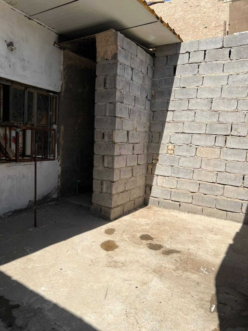 دار للبيع في حي المصطفى تابع حي البساتين يم السده بالزنجيل المساحه 50متكون من غرفه ومطبخ وحمام والاستقبال والصاله هيكل كامل الخدمات ماء مجاري وكهرباء ومولده هم بيه نت للاستفسار الاتصال على الرقم ***********
