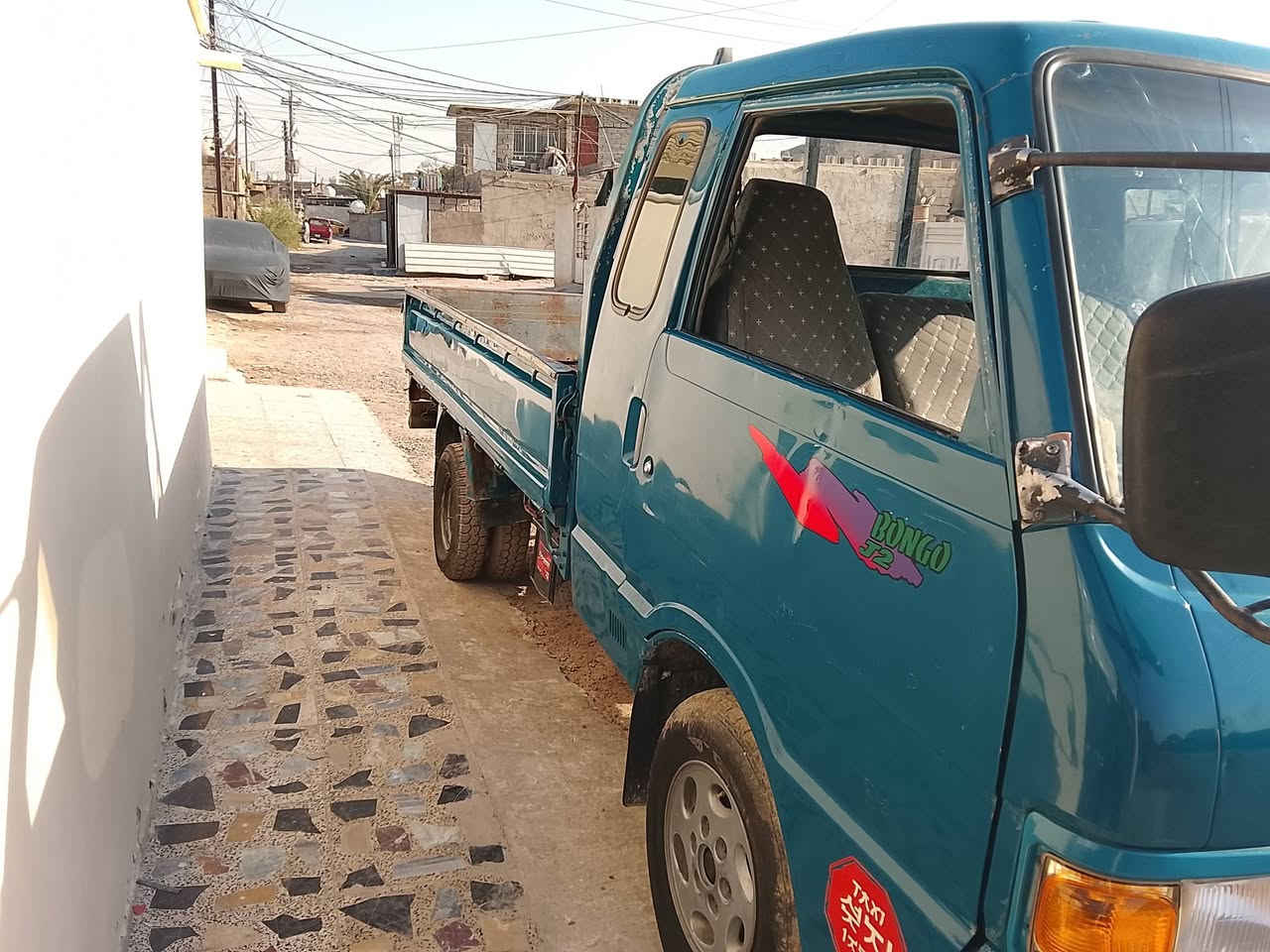 سلام عليكم كية حمل موديل 96سيارة.  كير و مكينة. واكسن وشاصي  كفالة. تخم. تاير باتري جديد  مكان بغداد السعر55 وبيها مجال رقم ***********
