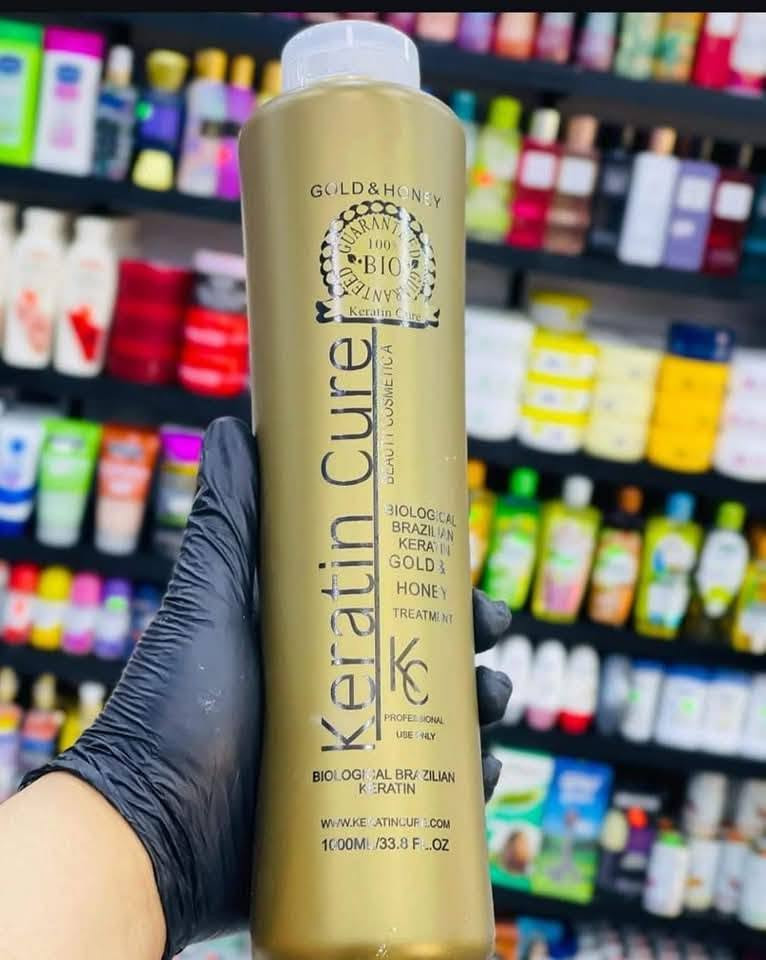 keratin cure 🤩🤩

▪معالج الشعر كيراتين كيور بايو بالذهب والعسل البرازيلى الخالي من الفورمالين أو أي إضافات كيميائية 
▪  تم تصميمة لكل أنواع الشعر ويمكن غسل الشعر في نفس اليوم
 ▪كما يساعد في فرد الشعر بنسبة تصل الي 90% وتدوم لفتره طويله تصل من 2 الى 6 شهور
▪وهو آمن على الاطفال والحوامل
#نحن_مرآة_جمالك

