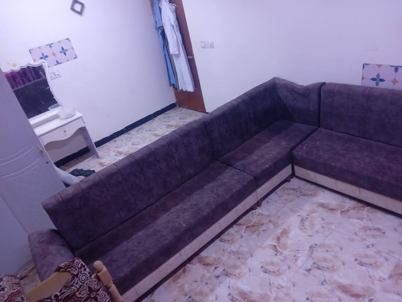 سلام عليكم تخم قنفات نضيف جديده لون مميز  شغل خشب عراقي السعر ١٧٥ وبي مجال بسيط مكاني  تاميم ***********
