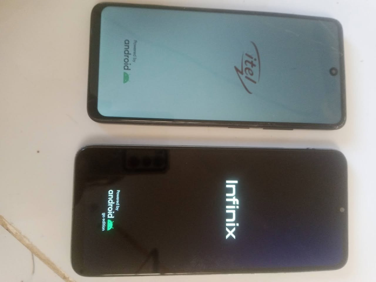 السلام عليكم موبايلين للبيع شغالات ١٥٠ الف اثنينهن***********
