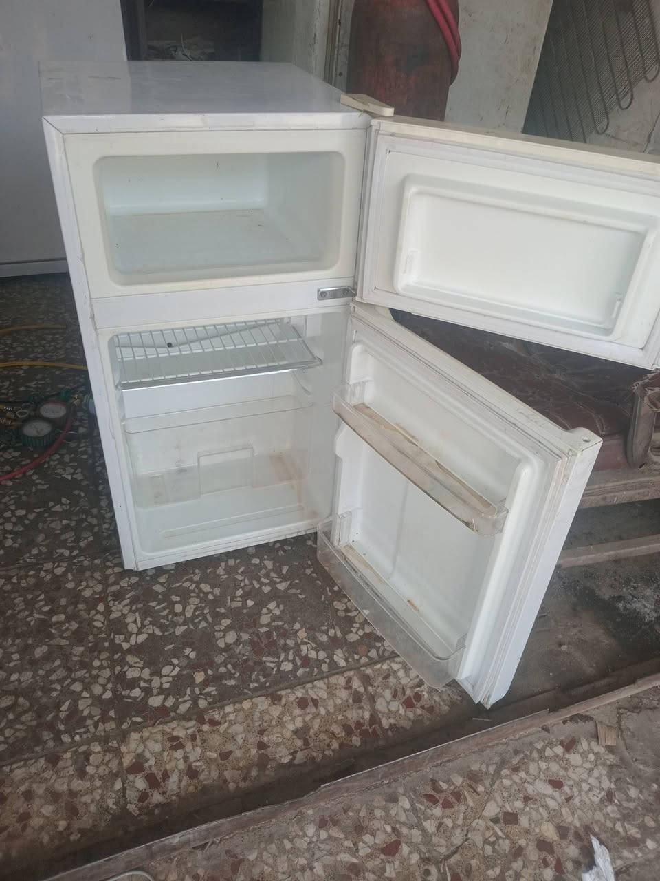 ثلاجه ٥قدم نضافة ٩٠% سعره ٧٥الف وبيه مجال مكاني بغداد الزعفرانيه وكو توصيل وأي استفسار الاتصال ***********
