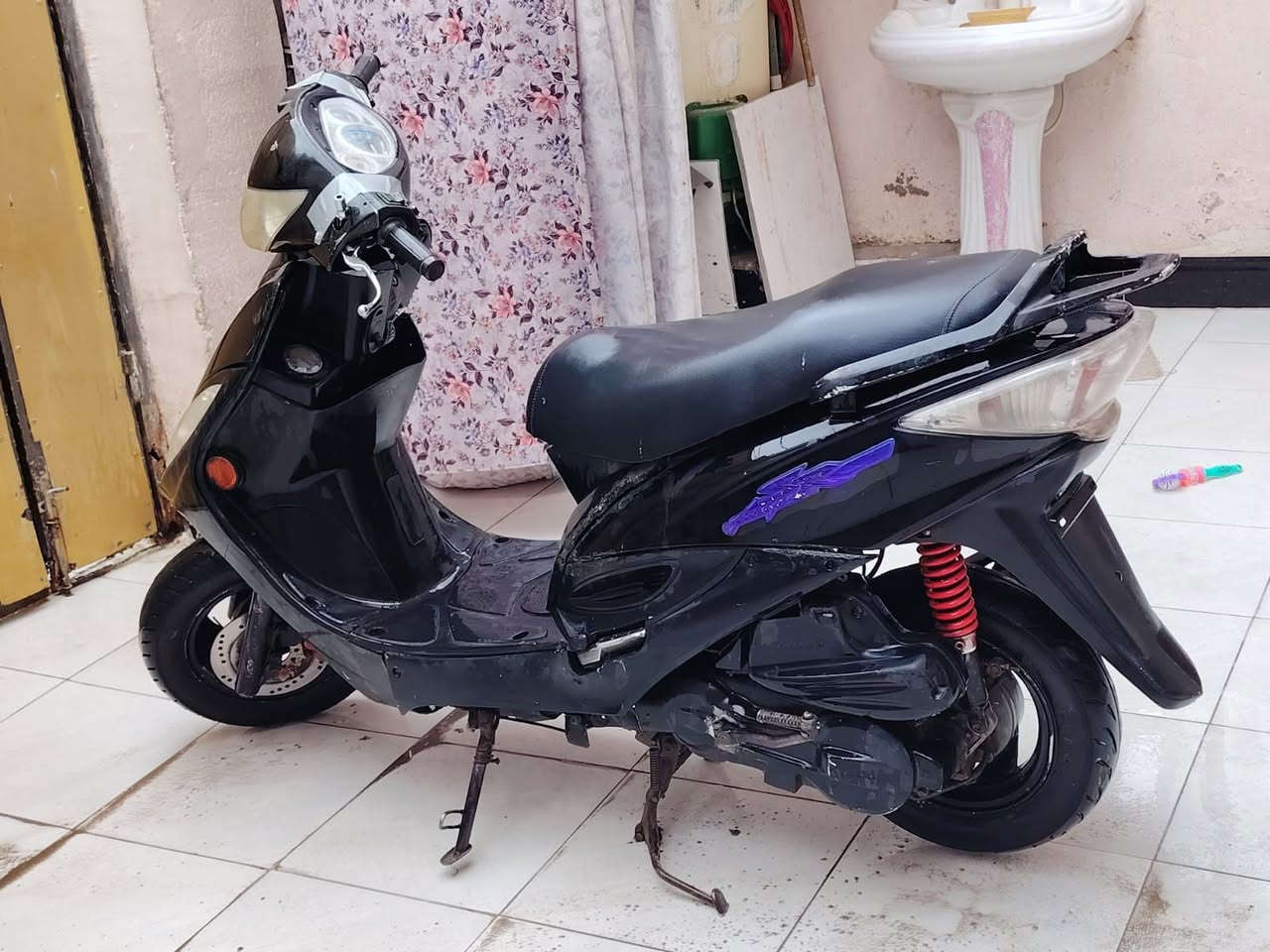 دراجه كامكو g4 كوري مو صيني 
دراجه نهضه ومعدل خير من الله 
شغاله نگره سلف 
والهندر من اول نگره تشتغل بس عوزه بطيخه مال هندر 
كهربائيات شغاله 
شلعه تخبل 
السعر 350 وبيه مجال 
المكان. رميثه 
***********
