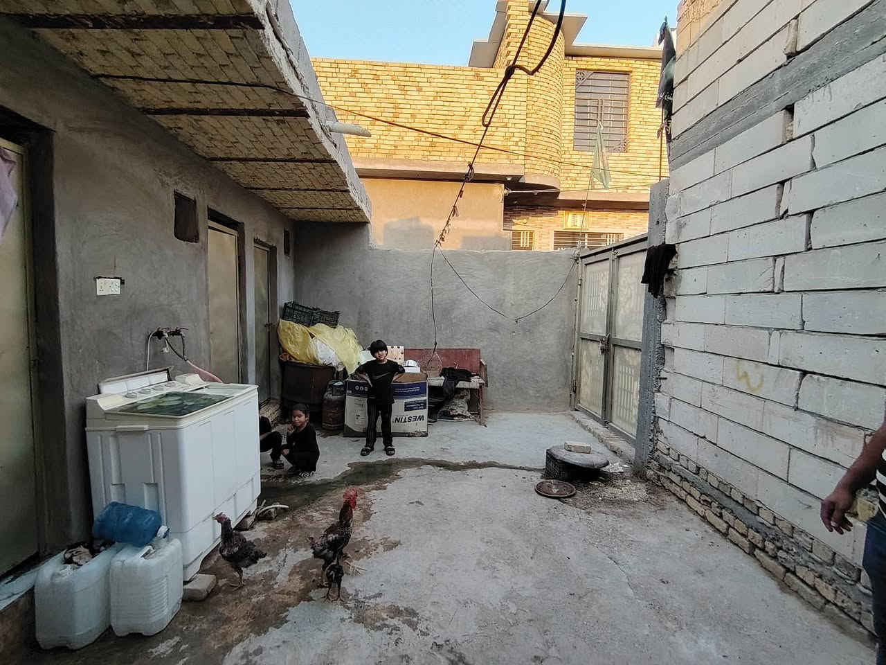 🏡 فرصة مميزة للسكن والاستثمار – منزل زراعي للبيع 🏡

✨ إذا تبحث عن بيت حديث بموقع هادئ وخدمات متكاملة… هاي فرصتك الذهبية ✨

📍 الموقع: خنيطله  شارع الحمداني
📐 المساحة الكلية: 180 متر
🏠 البناء: جديد وحديث – سنة 2026
🧱 نوع البناء: بلوك فرمستون (عكادة)
🚧 عرض الشارع: 10 متر
✅ كافة الخدمات متوفرة
🌿 منطقة معروفة بالهدوء والراحة

🔹 يتكون المنزل من: السعر (65) قبل التفوض 
• 3 غرف
• استقبال واسع
• صالتين كبار مطبخ حار بارد 
• مجمع صحيات داخلي وخارجي
• منور عدد 2 (داخلي وخارجي)

💎 تصميم حديث وتشطيب مرتب… مناسب للعائلة الباحثة عن الراحة والسكن المميز.

📞 للاستفسار والتفاصيل أكثر *********** 
مكتب الضامن للعقار ذي قار سوق الشيوخ خنيطله شارع الكراج 
نبيع الثقة قبل العقار
