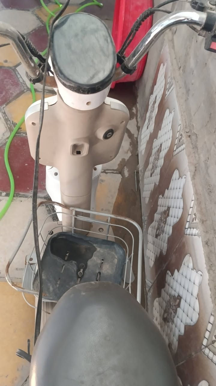 دراجة شحن للبيع شركة البيداء الاخضر متروكه فتره بس تشتغل مابيها شي مع شاحنتها الاصليه شحنها جيد مابيها شي بس سيمة الابريك فالته السعر 200 حجم 14  *********** بخدمة الطيبين
