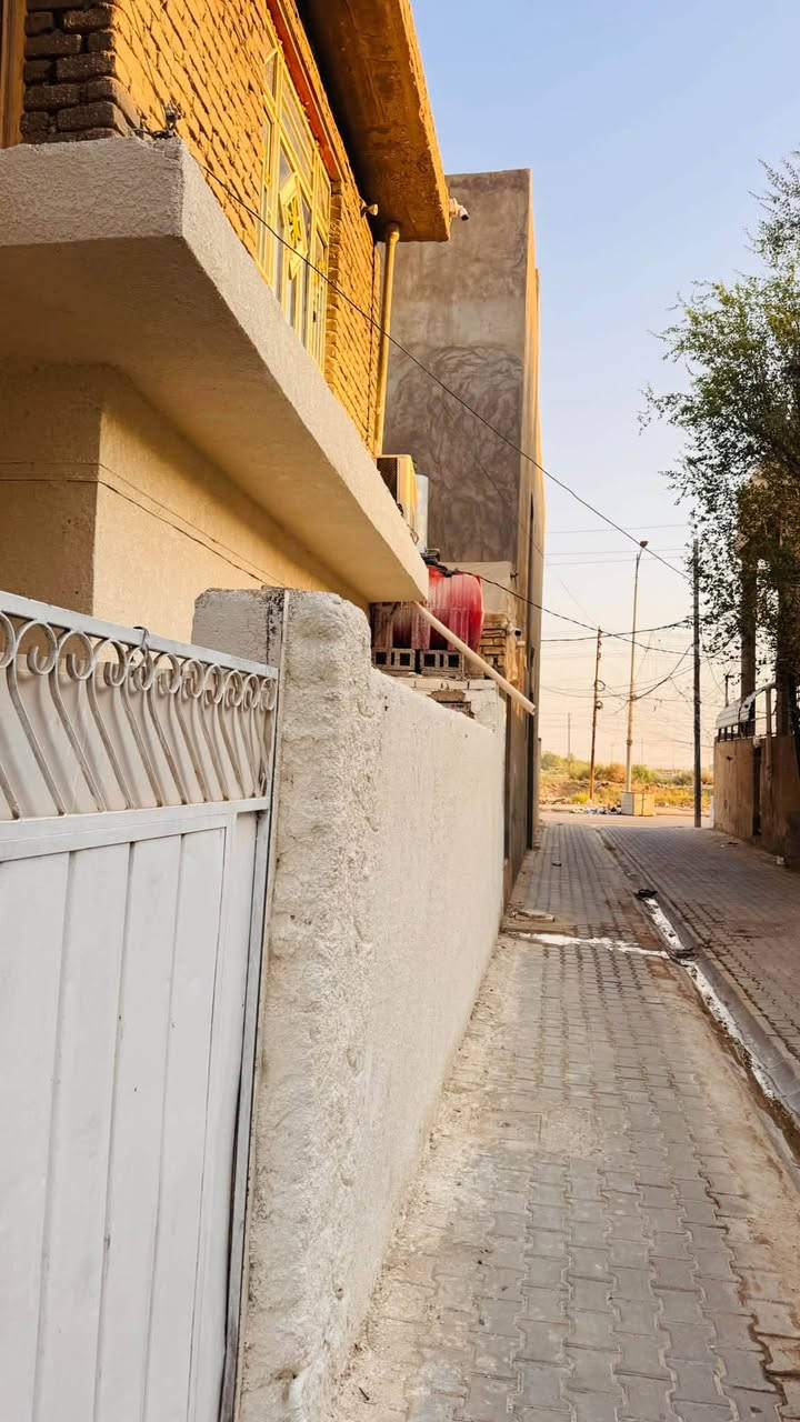 تحية طيبة…
مشتمل المساحة 100 مربع وجه 10 ونزال 10 بصف الركن شارع 6 متر متكون من طابقين الطابق الارضي يحتوي على غرفة نوم واستقبال وهول والطابق الاول يحتوي على غرفة نوم بالامكان اضافة غرفة ثانيه في الطابق الاول 
العنوان زين القوس شارع الشيرازي قرب الجسر 
السعر 85 مليون وبيه مجال 
تفاصيل اكثر الاتصال ***********
