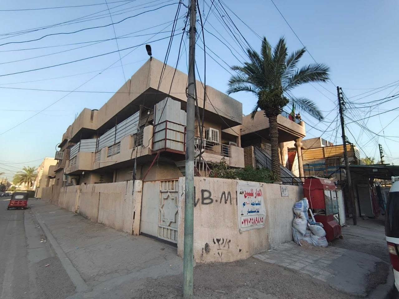 عقار للبيع ركن مميز ، المواصفات كالتالي:
المساحة: 200 متر.
الحالة: بناء ثمانينات ونظيف
التوزيع: استقبال ، هول، مطبخ ، صحيات عدد 3، غرف نوم عدد 4، بلكونه، بيتونه ، حديقه صغيره، كراج سيارات عدد 2،سطح على كبر البيت .
مساحه الارض:200 متر
مساحه البناء: 150 متر
العنوان : بغداد البياع حي المواصلات الاولى قرب روضة قطر الندى
السعر قابل للتفاوض
للأستفسار عن السعر والتفاصيل على الرقم التالي ويتواجد واتساب:
***********
