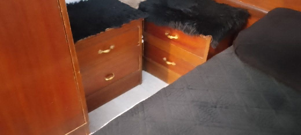 غرفه مستخدم ونضيف واضح بل صور 
تحتوي على كنتور 6 بوب + ميز تواليت + زاويه + كوديات 2 وجريايه 
مكاني بغداد الشعب قرب سوك شلال 
الرقم ***********
